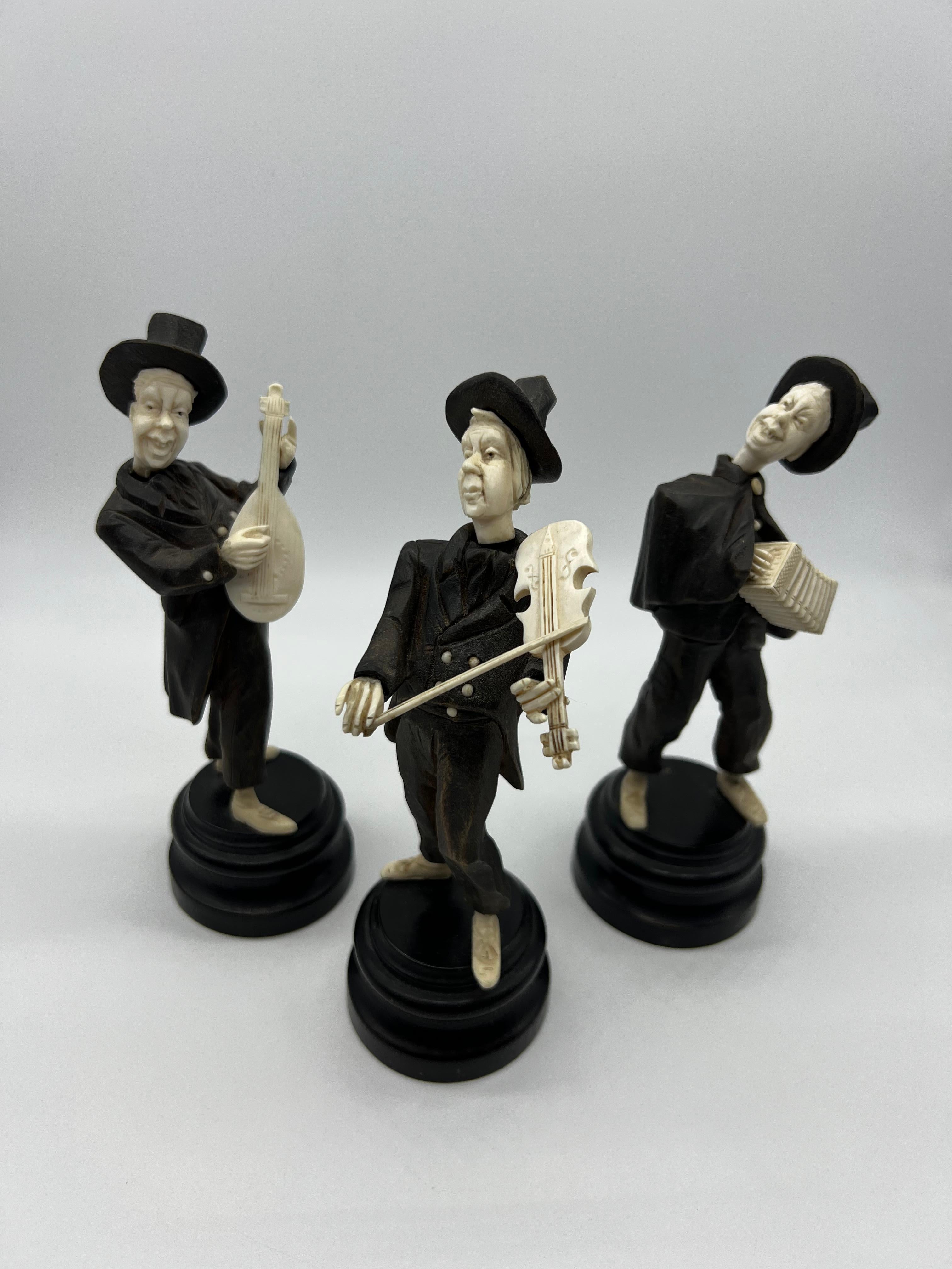 Début du 20ème siècle Sculpture d'os de musiciens en bois et d'os, vers 1900 en vente