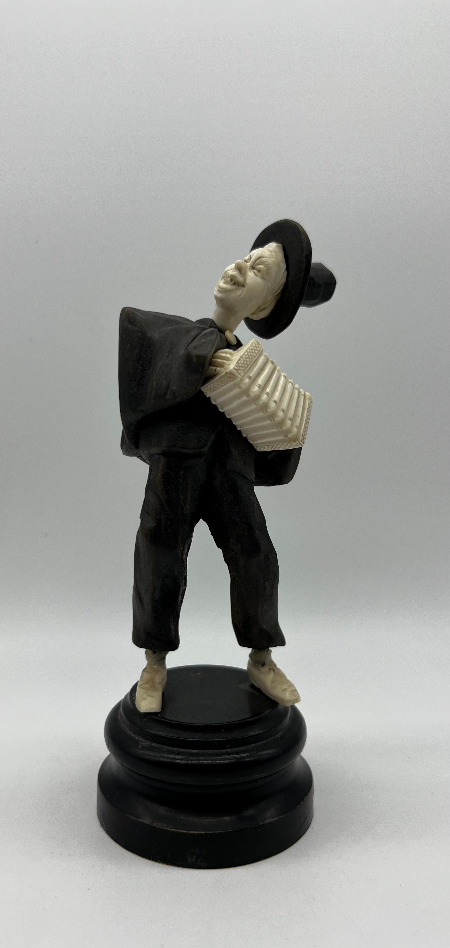 Sculpture d'os de musiciens en bois et d'os, vers 1900 en vente 2