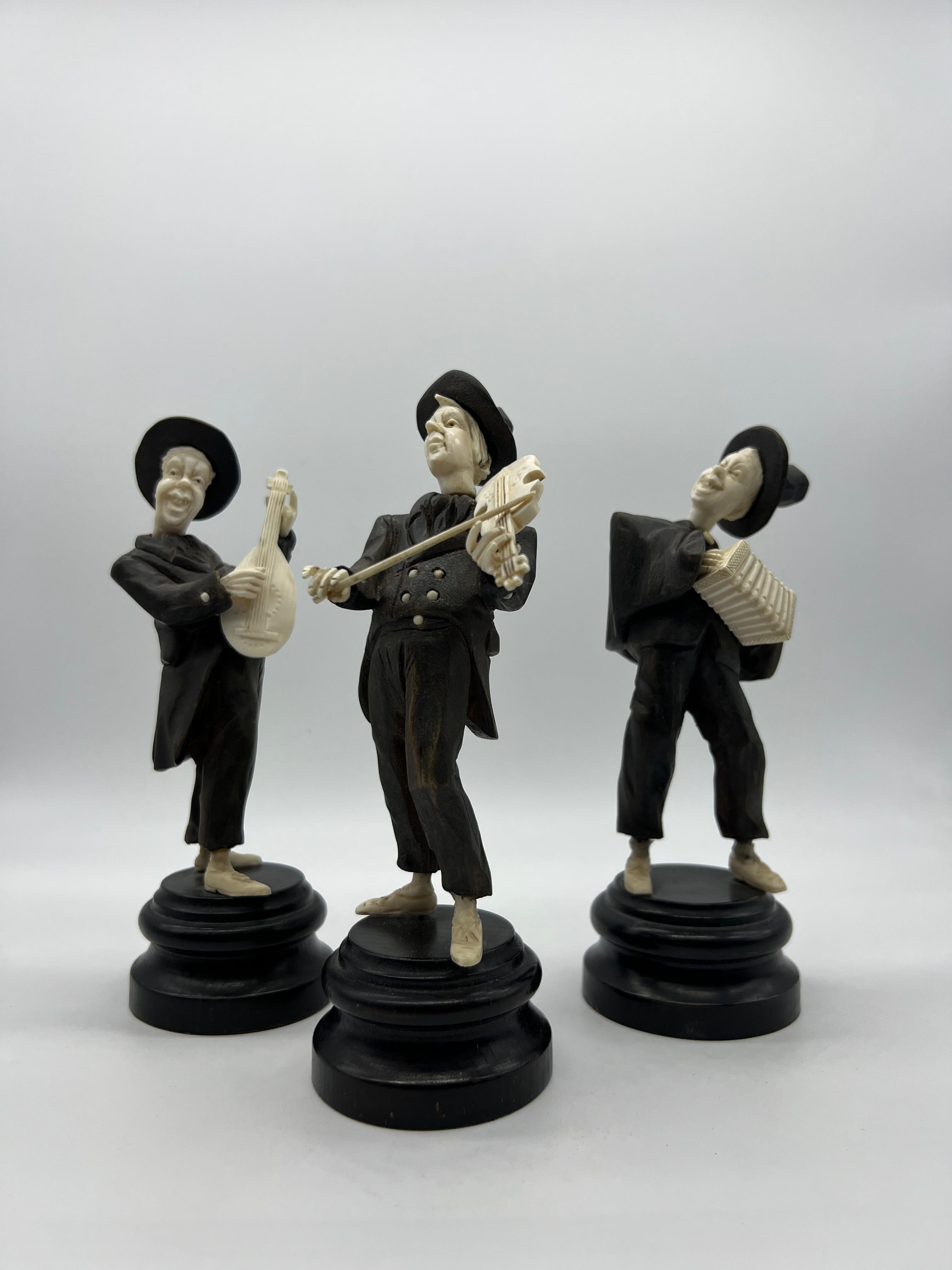 Sculpture d'os de musiciens en bois et d'os, vers 1900 en vente 3