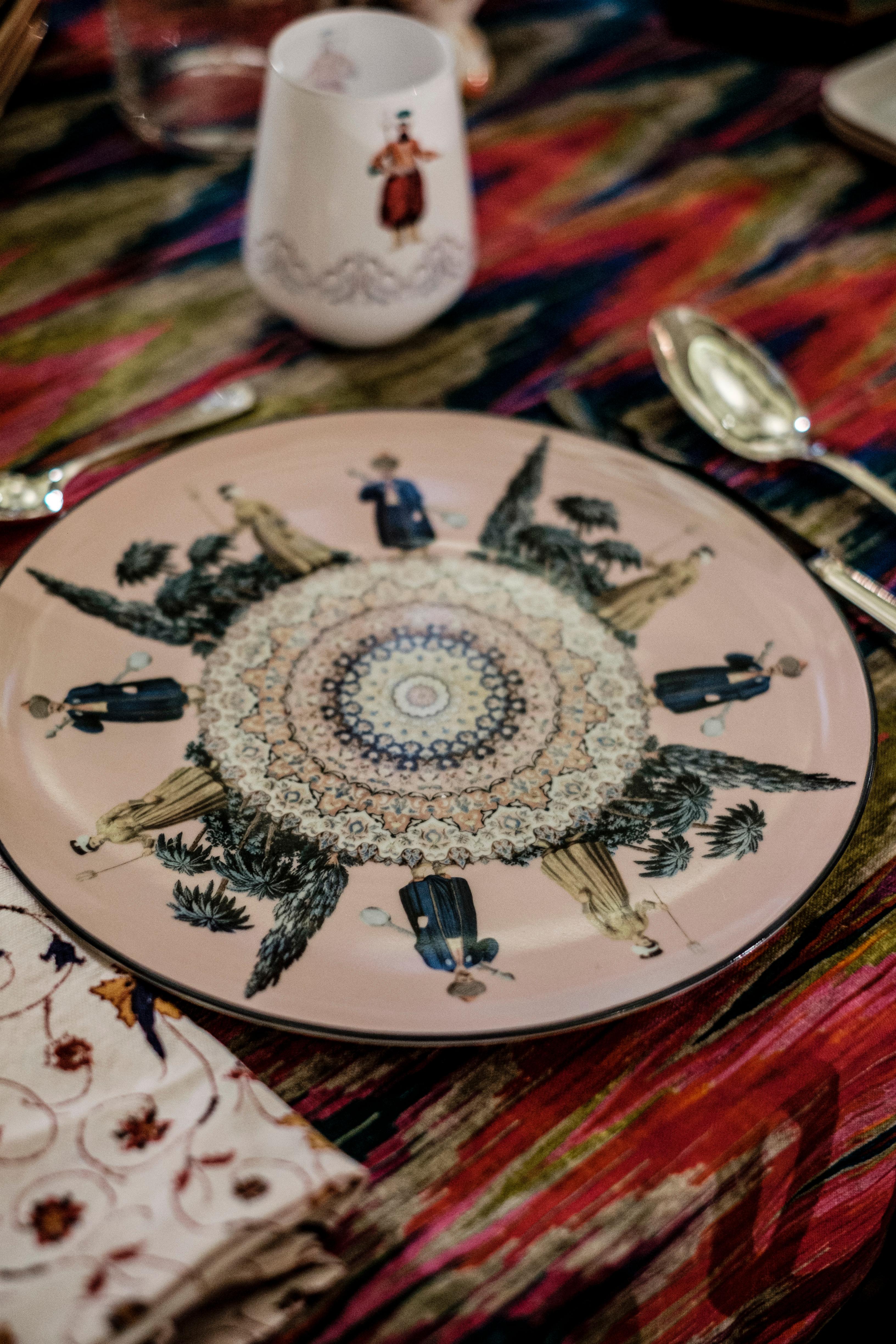 Autre Assiette à dîner en porcelaine des musiciens de Vito Nesta pour Les-Ottomans en vente