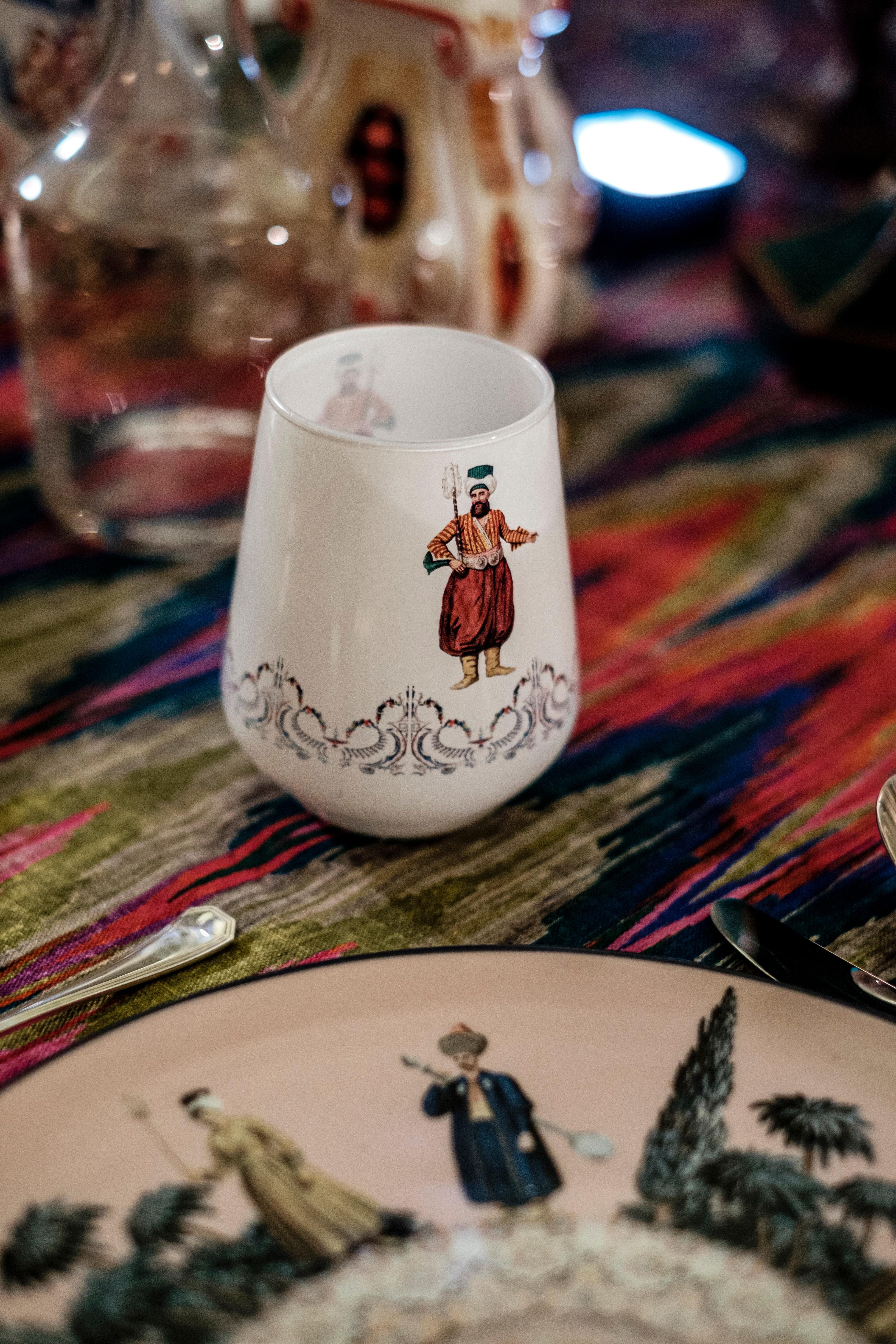 italien Assiette à dîner en porcelaine des musiciens de Vito Nesta pour Les-Ottomans en vente