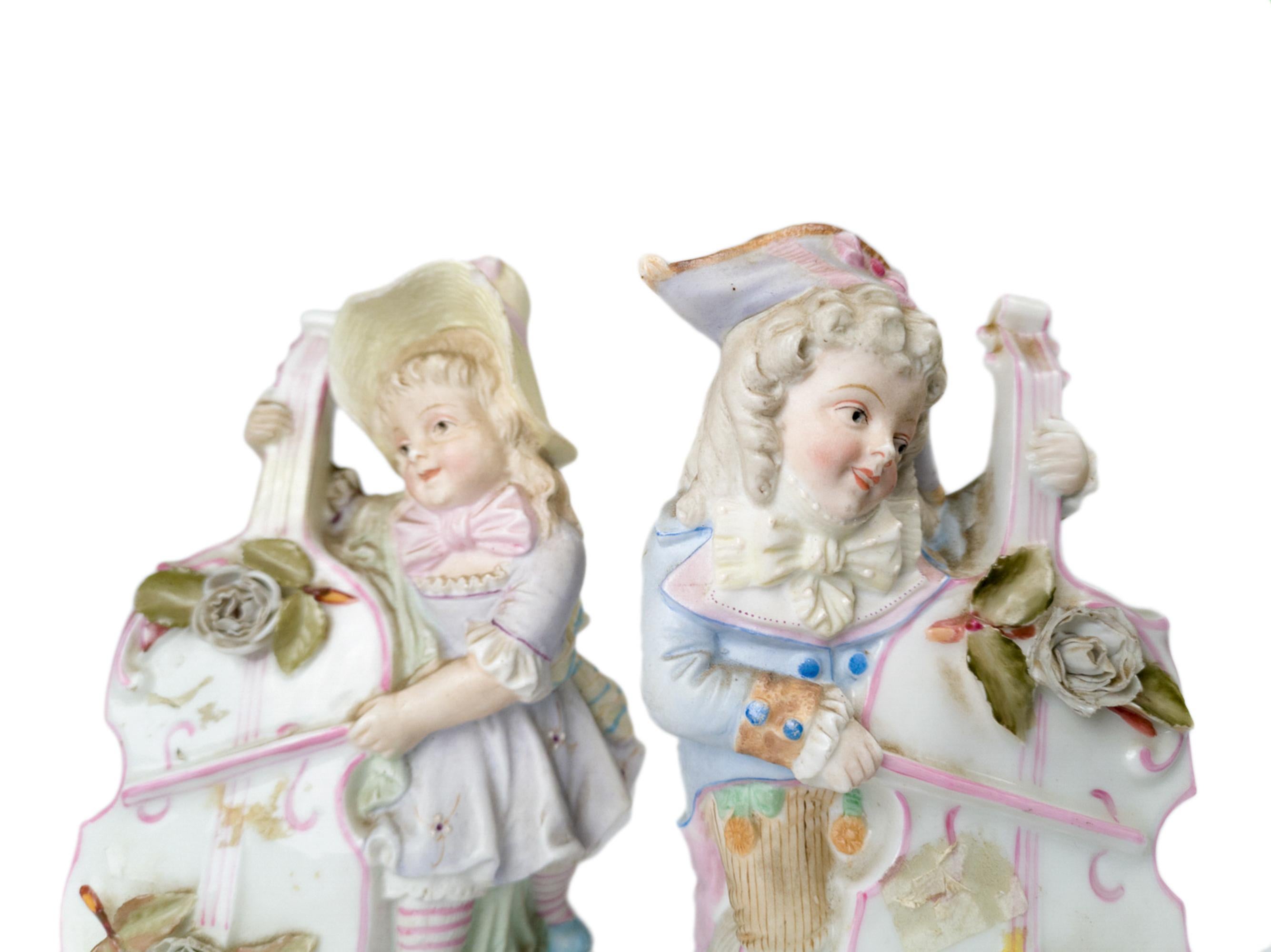 Vasi con figure di musicisti in porcellana dei fratelli Heubach, inizio XX secolo In condizioni buone in vendita a Lisbon, PT