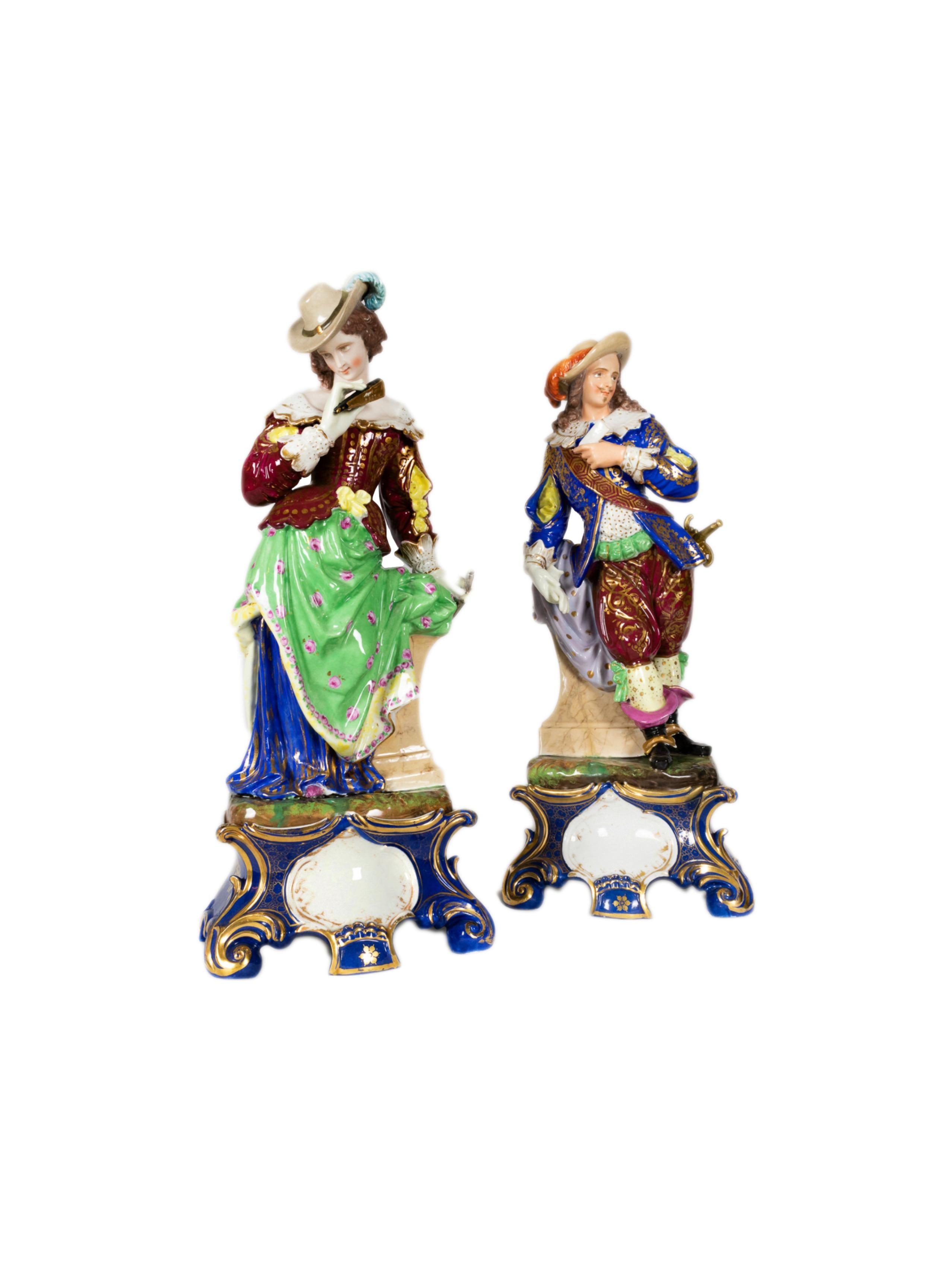 Paire de grandes figurines en porcelaine polychrome représentant un mousquetaire et sa bien-aimée avec un éventail à la main, habillés dans le style du XVIIIe siècle, avec une base amovible en porcelaine.
Dimensions : Hauteur 60 cm Longueur 25 cm