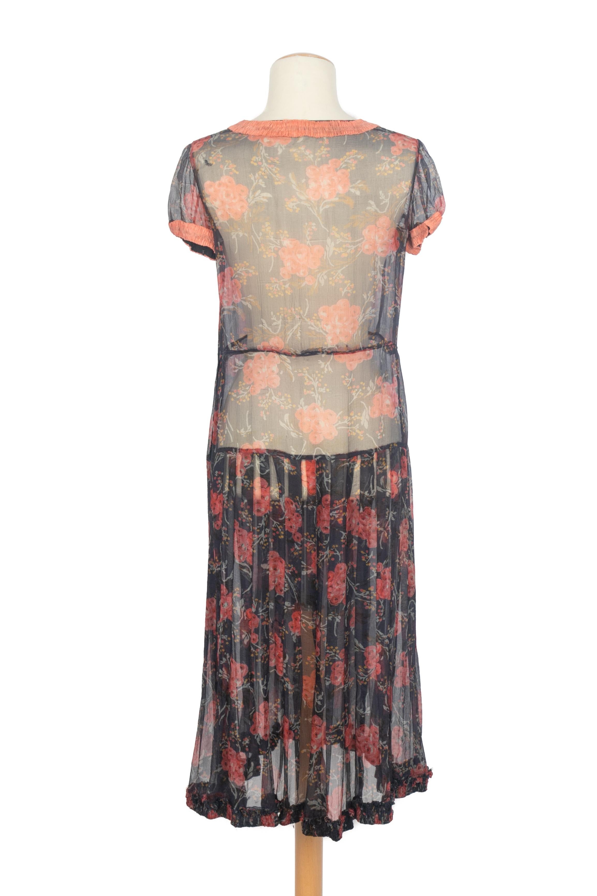 Musselin-Kleid 1920er Jahre im Zustand „Hervorragend“ im Angebot in SAINT-OUEN-SUR-SEINE, FR