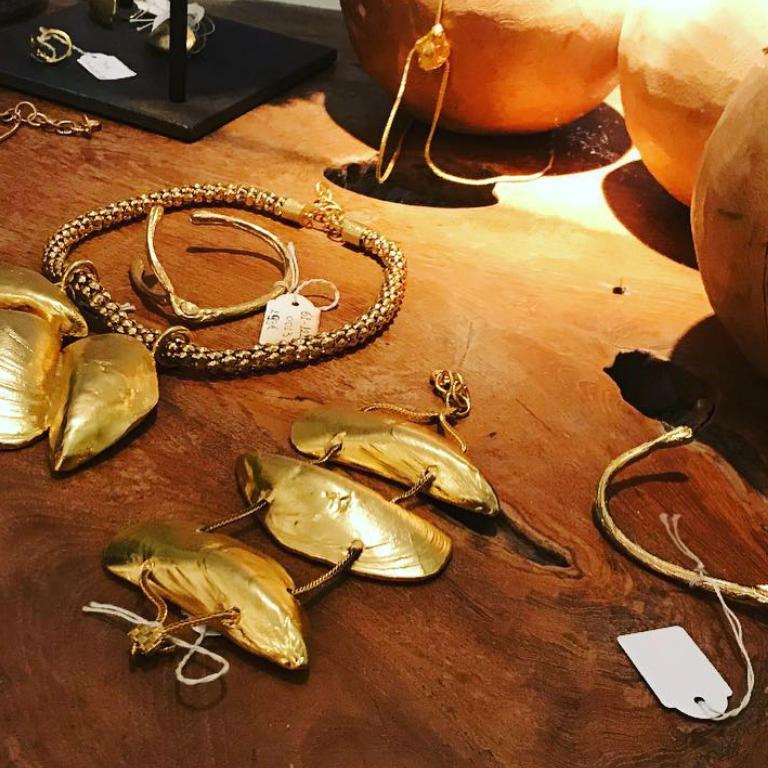 The Mussel bracelet gold is a classic style statement bracelet from the 50s, made of Greek mussels plated in gold or silver and belongs to 