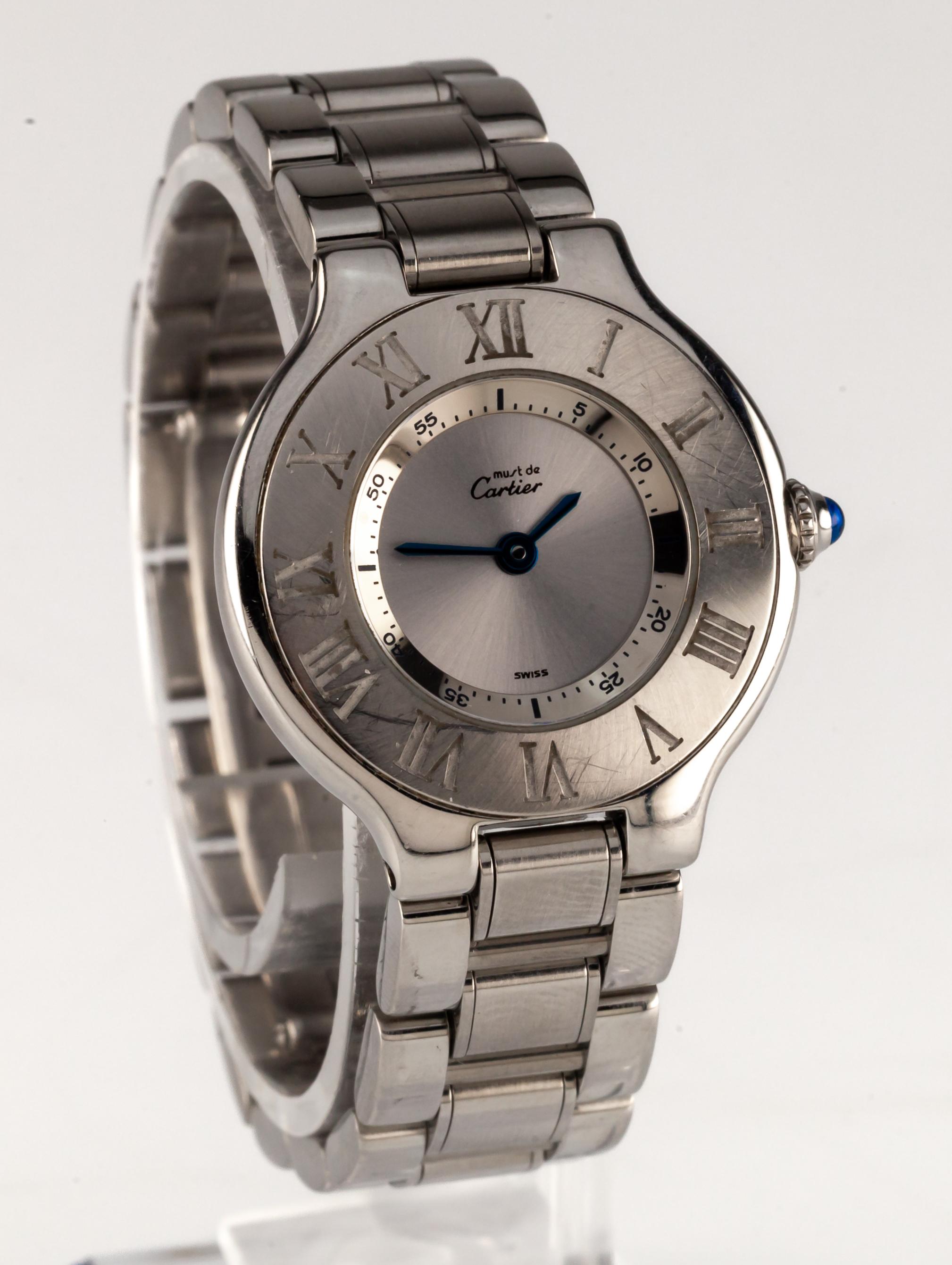 Must de Cartier 21 Damenuhr aus Edelstahl mit Quarz Vintage 1340
Bewegung #690
Fall Nr. 1340.PL2372XX

Edelstahlgehäuse mit römischen Ziffern Lünette
28 mm Durchmesser
Abstand Lug-to-Lug = 31 mm

Silbernes Zifferblatt mit kobaltblauen Zeigern (M +