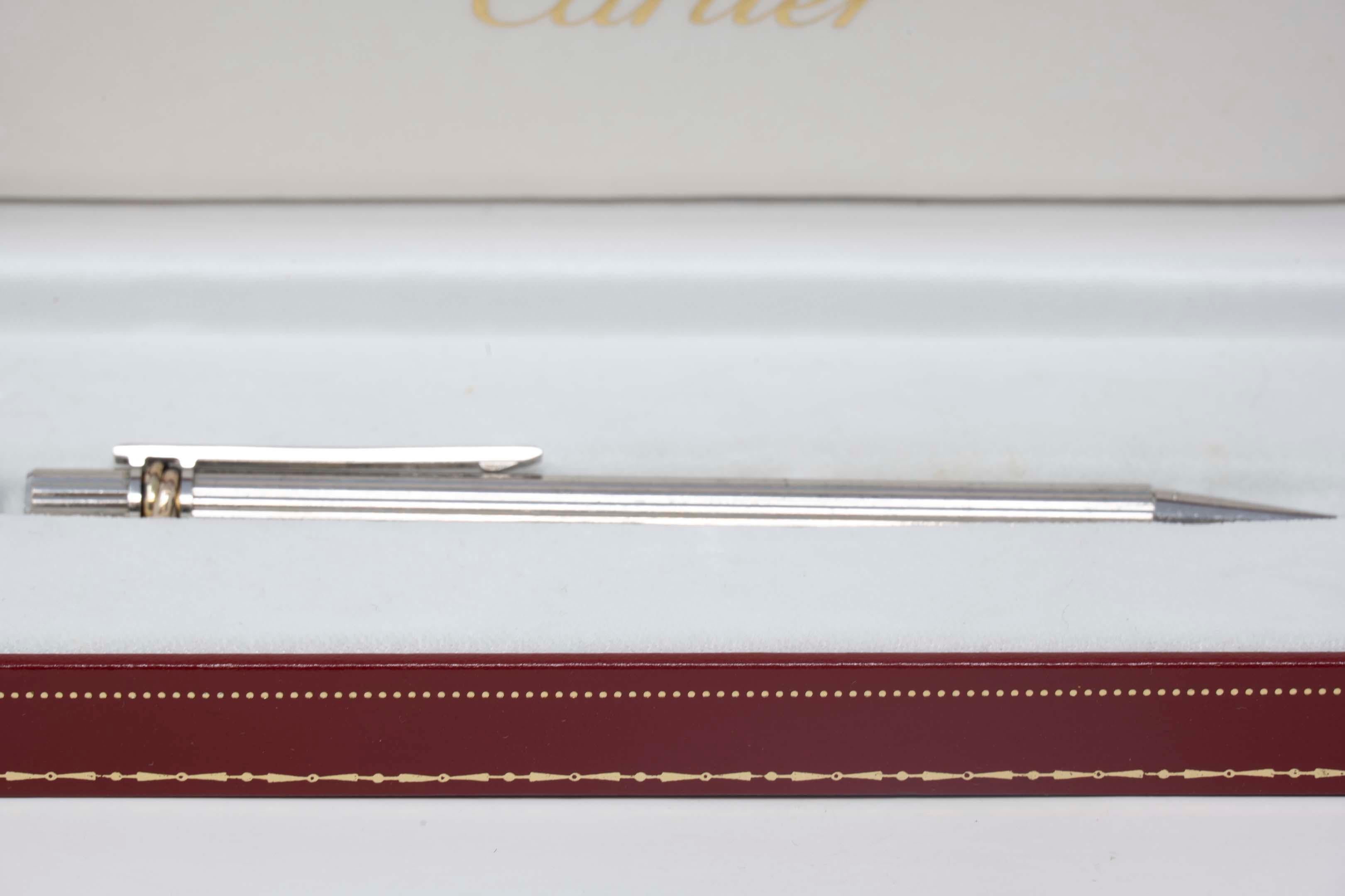 Must de Cartier ballpoint pen number A52506 silver plated, original box Made in France, late 20th century, working order. In good condition.
