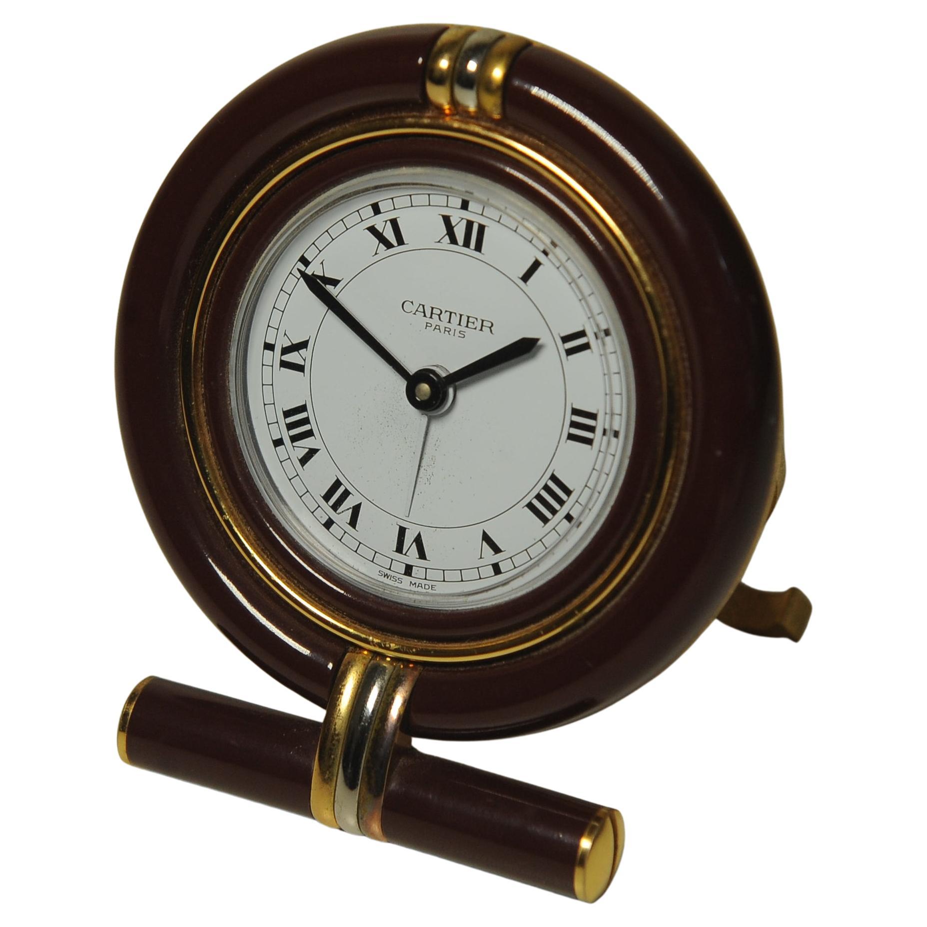 XX secolo Orologio da tavolo con movimento al quarzo circolare Cartier d'epoca in metallo dorato e smalto marrone in vendita
