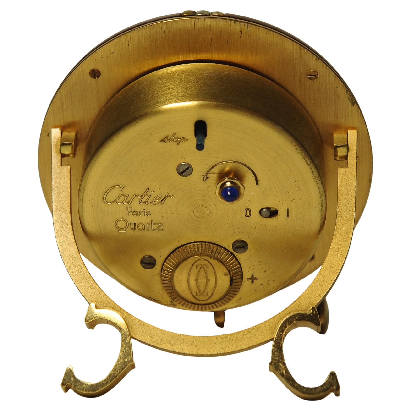 Ottone Orologio da tavolo con movimento al quarzo circolare Cartier d'epoca in metallo dorato e smalto marrone in vendita