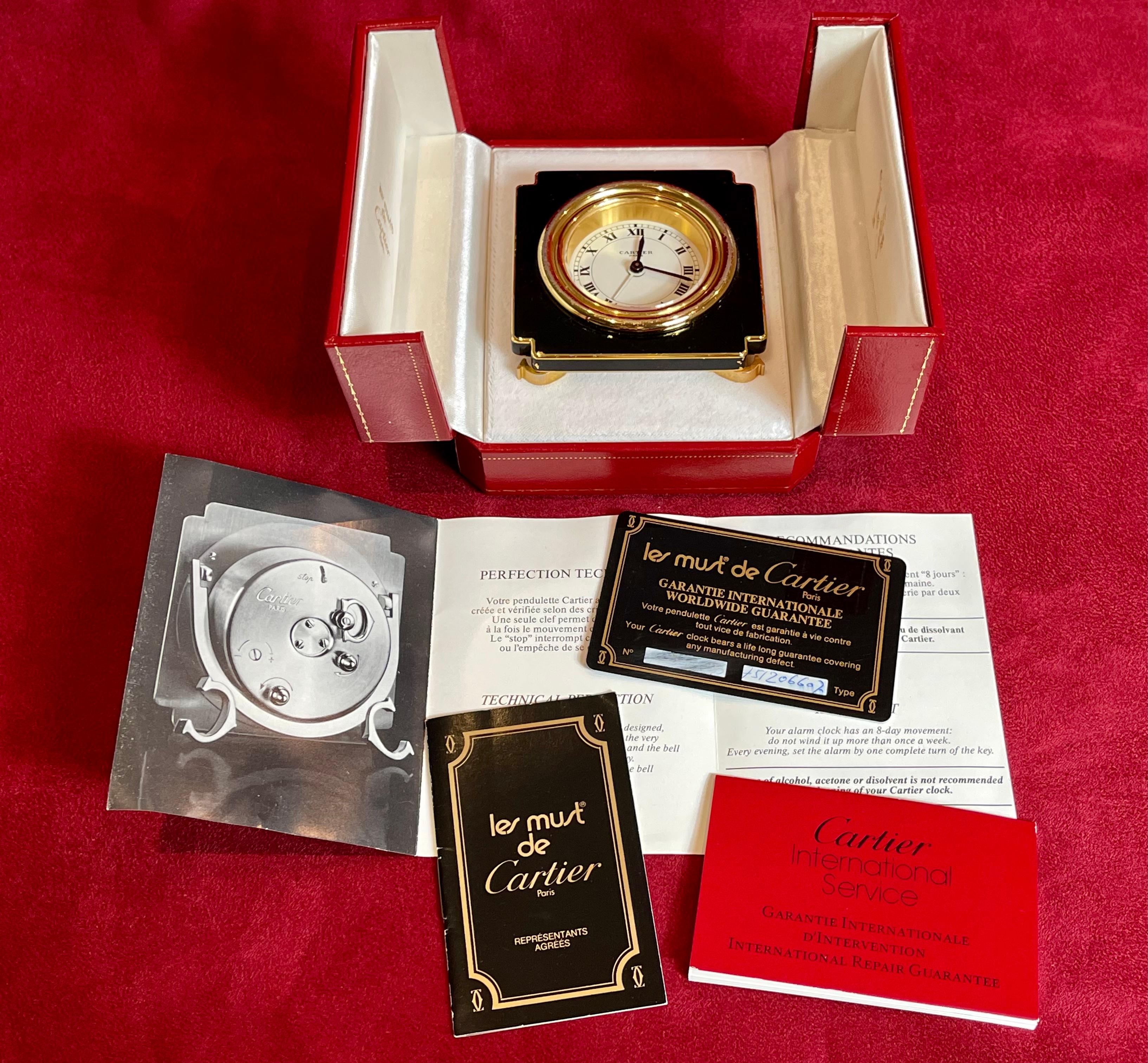 Must de Cartier clock in case and certificate of guarantee and inauthenticity. Clock with an 