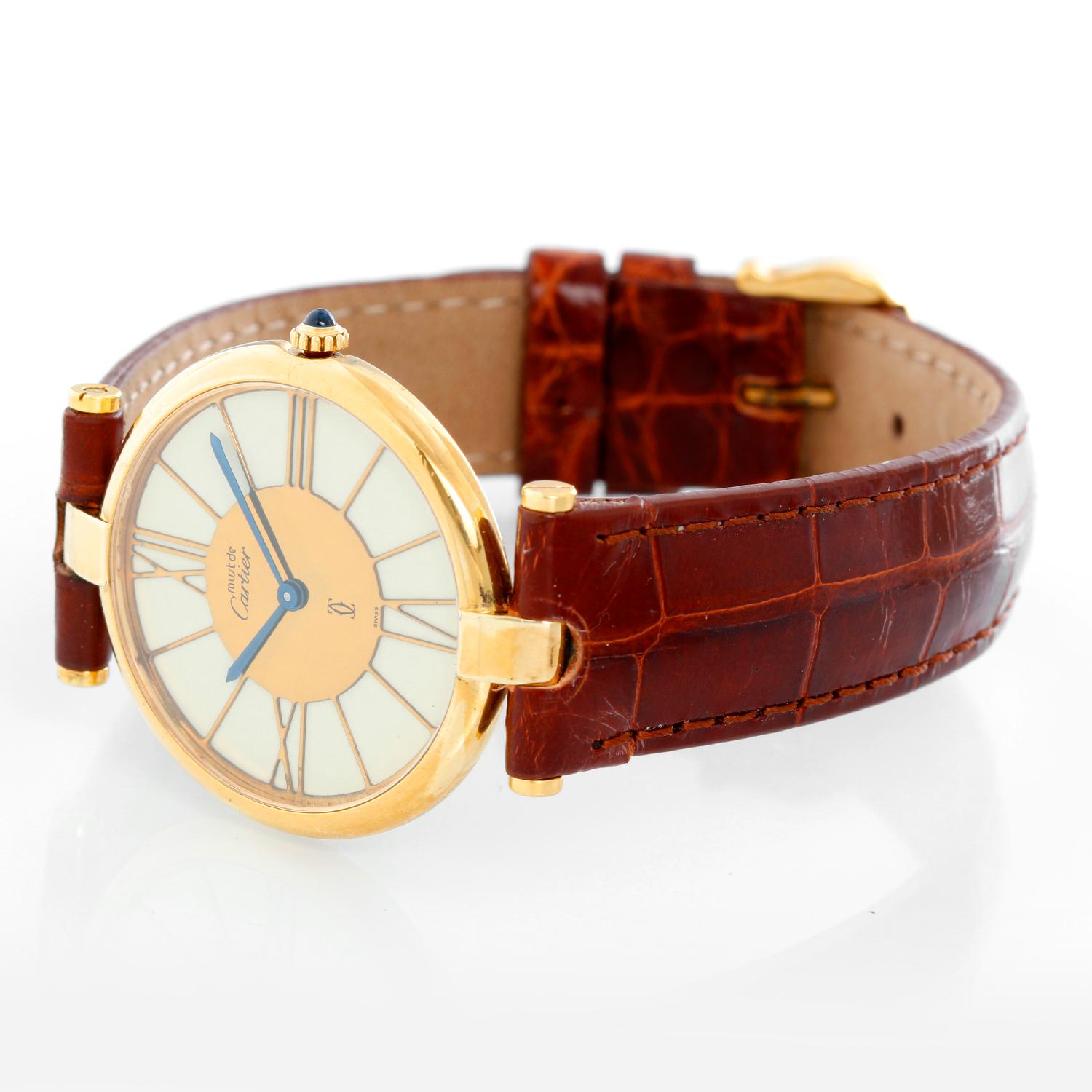Must de Cartier Gold Vermeil Plaque Men's or Ladies Watch - Quartz movement. 18k yellow gold plated sterling silver . Ivory colored dial with black Roman numerals. Brown alligator strap with tang buckle. Pre-owned with custom box.