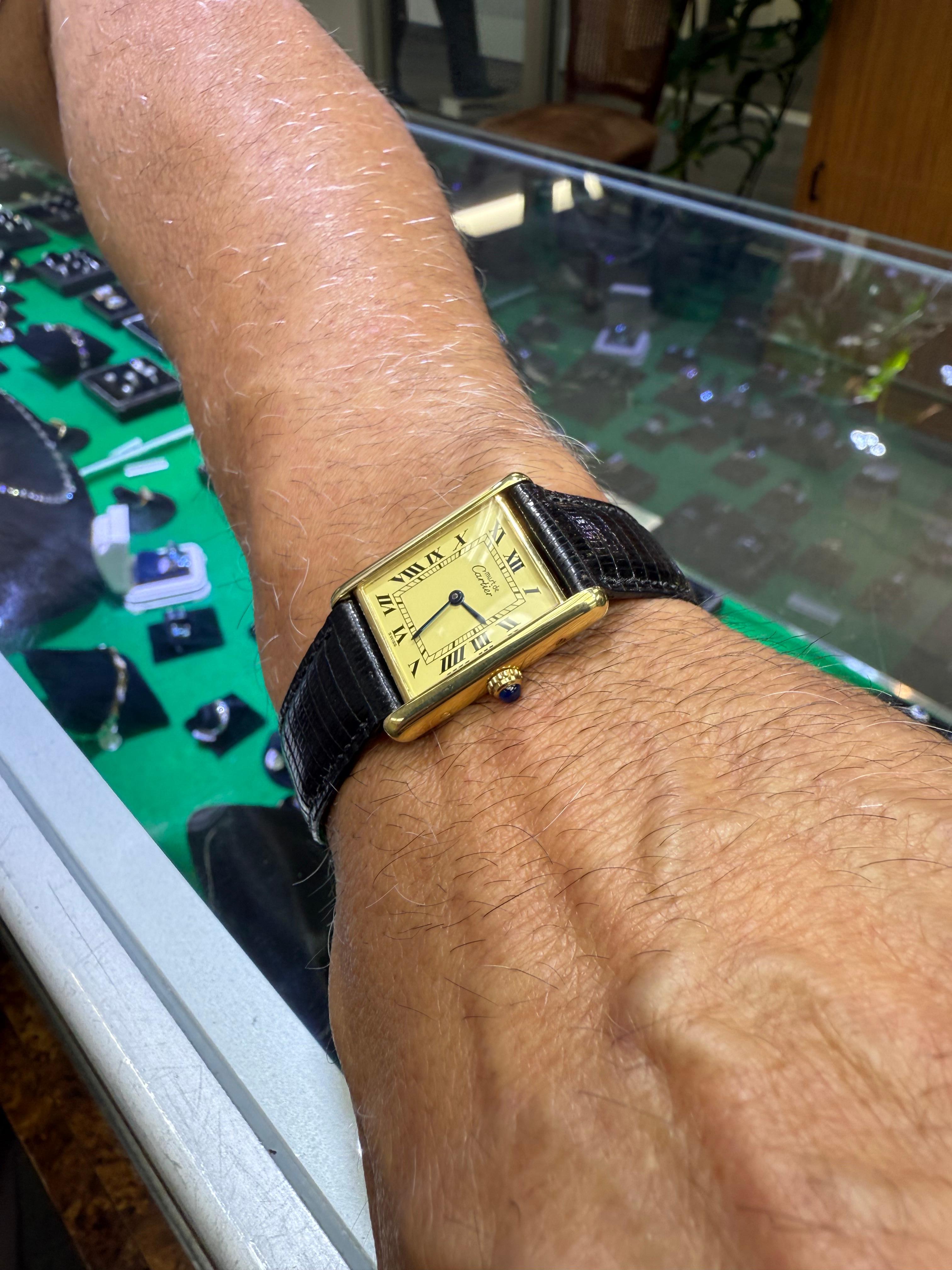 Must De Cartier Large Tank Vermeil Quartz Wristwatch Circa 1990.

La montre-bracelet Must de Cartier Large Tank Vermeil Quartz a été fabriquée vers les années 1990.  Et comme tant d'autres designs de montres-bracelets Cartier, ce modèle à grande