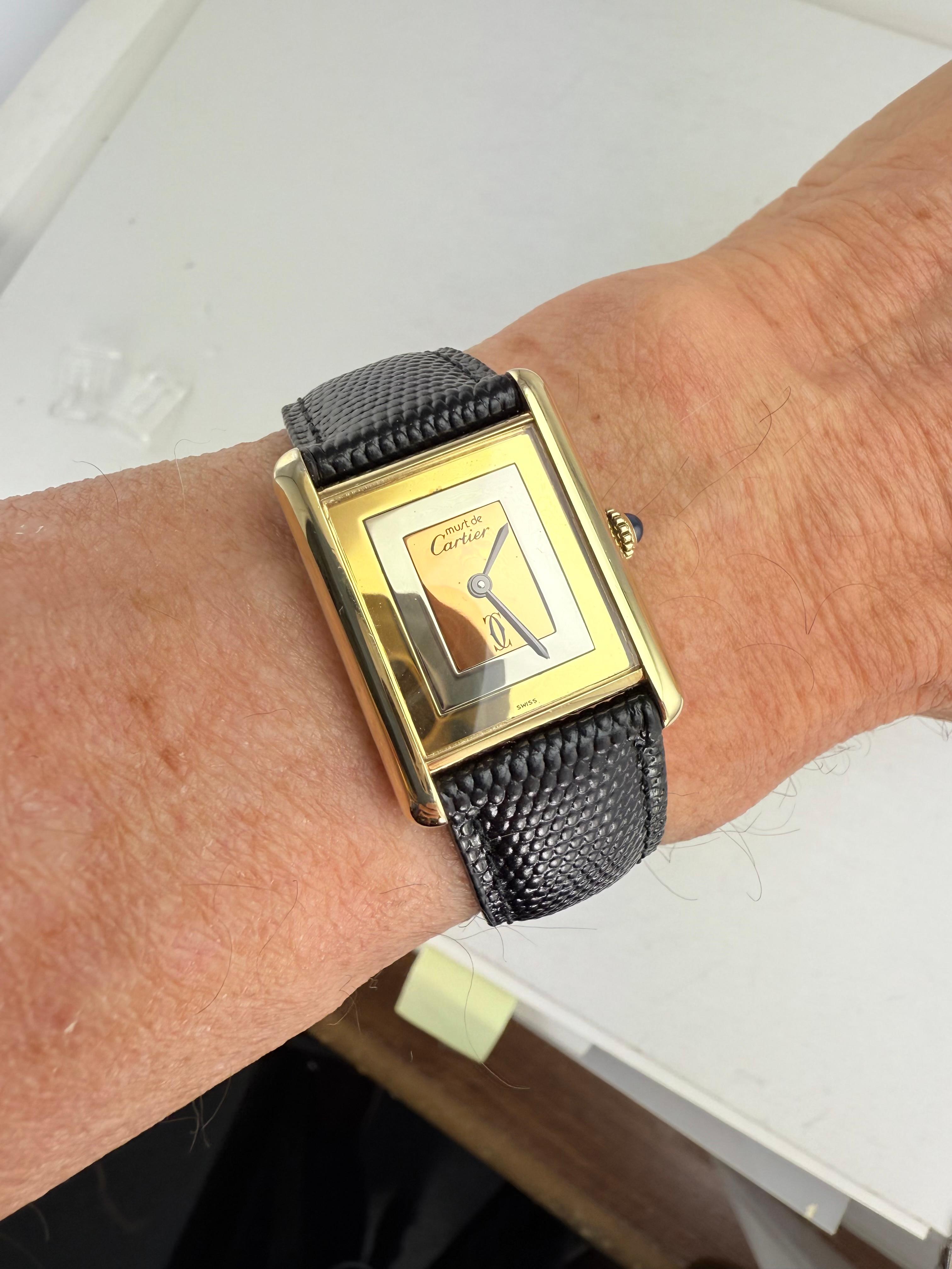Montre-bracelet Must de Cartier Large Tank Vermeil TriColor Dial Circa 1980s.

La montre-bracelet Must de Cartier Large Tank avec cadran tricolore a été fabriquée dans les années 1980. Le cadran tricolore est assez rare. Et le mouvement est