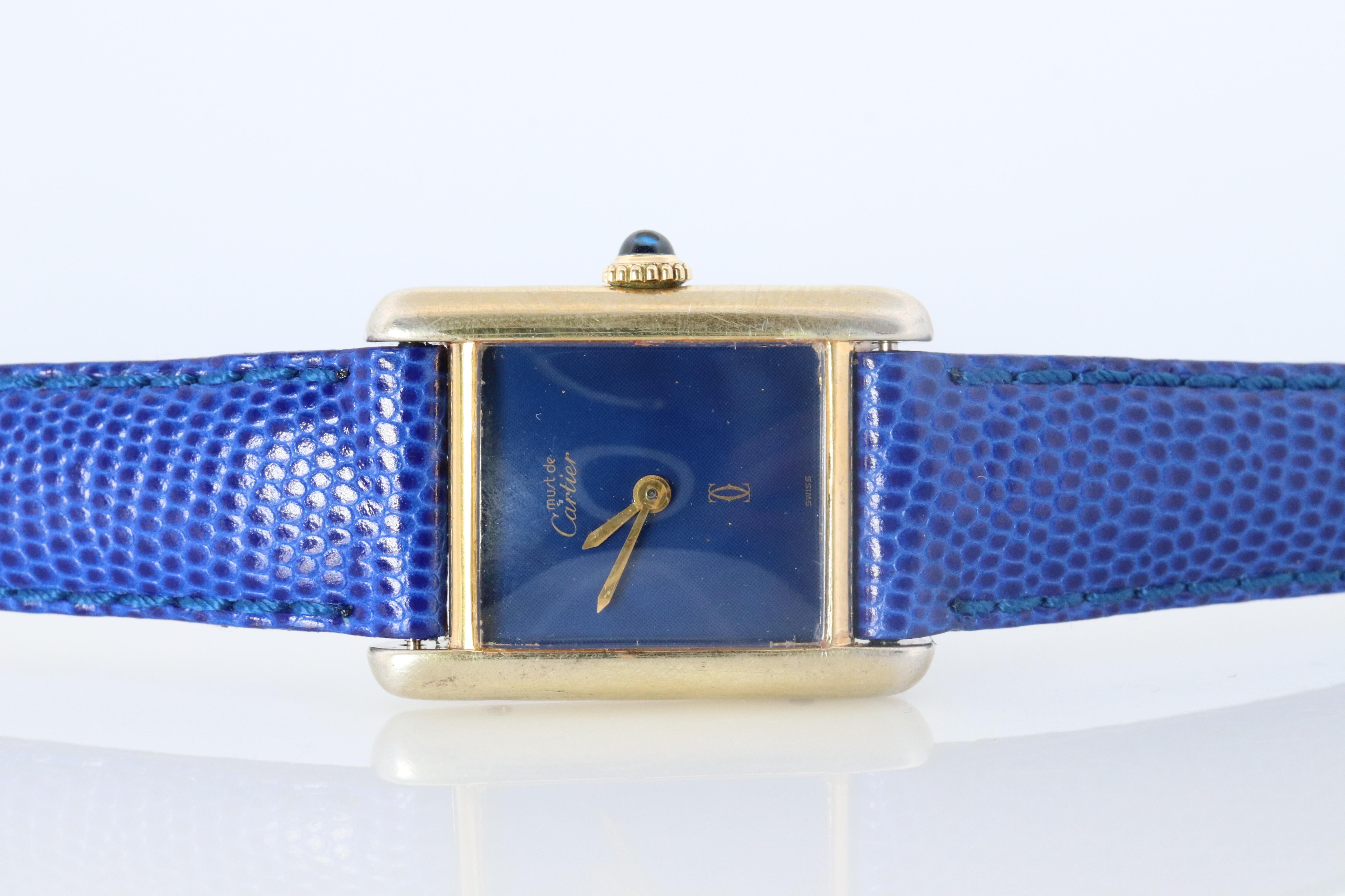 Vero orologio Cartier. Canotta Iconic Vintage Argental. Argento e oro placcato (Vermeil).

RARO quadrante blu misterioso.

Movimento di avvolgimento manuale

Nuova fascia in pelle Gucci.

Condit: Batteria nuova installata.

Dettagli:
Cassa da 21 mm