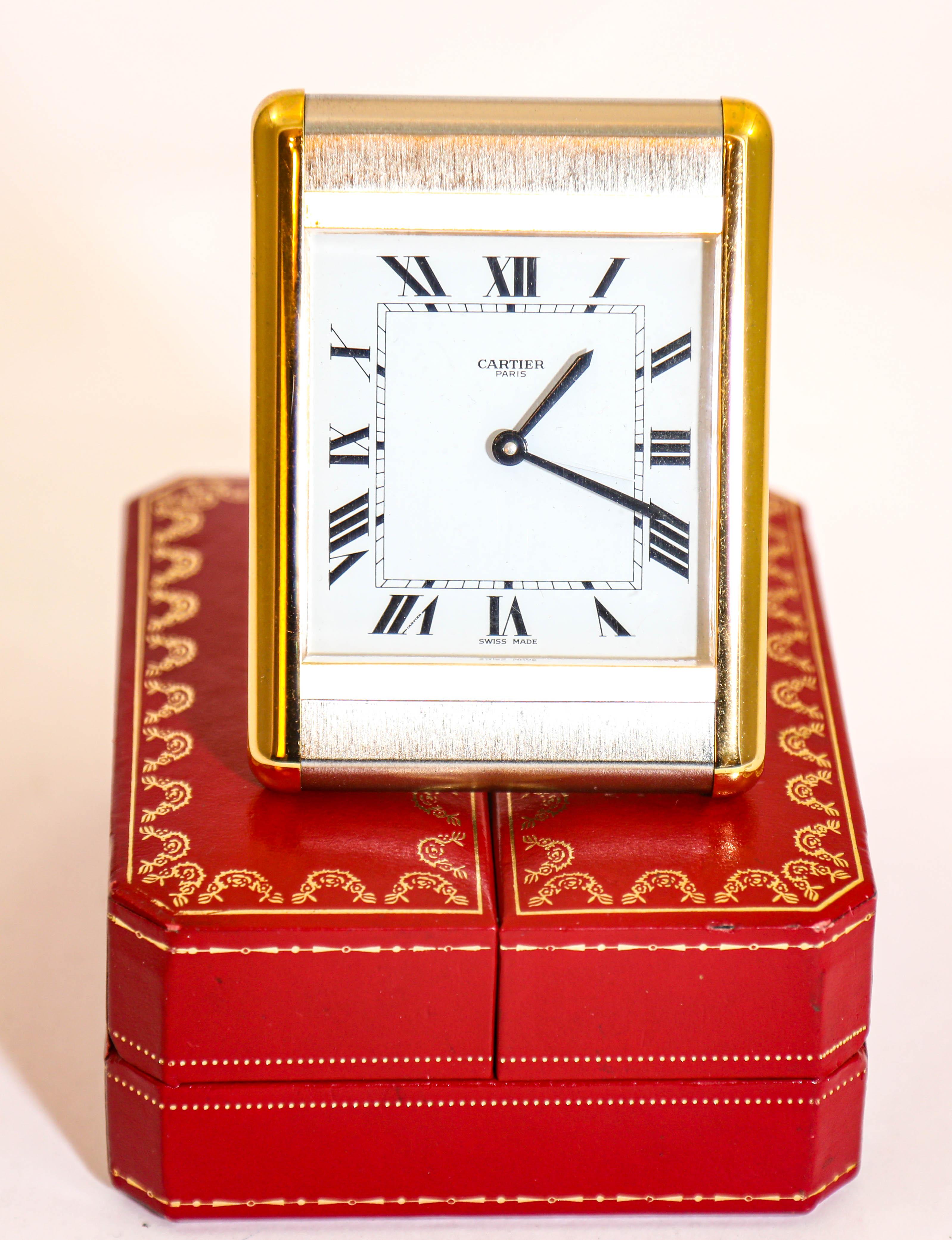 Cartier Santos 24-karat gold-plated and silver Art Deco travel quartz desk clock with alarm.
Les Must de Cartier travel quartz alarm clock, rectangular white dial with Roman numerals.
Signed Cartier travel clock. Features movement in a gold and