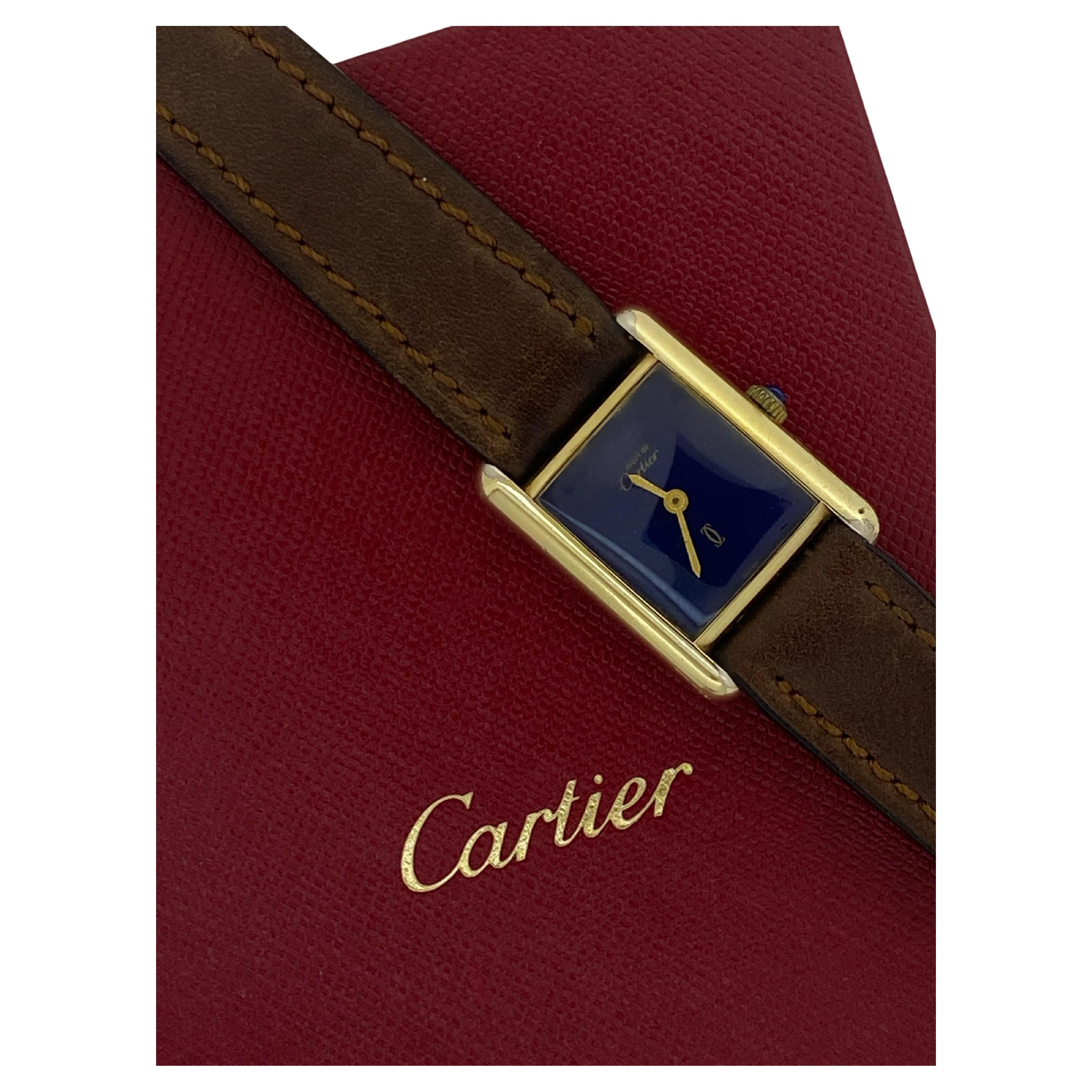 Es uno de los relojes más codiciados y deseados, 
este icónico Tanque Must de Cartier 
está en perfecto estado y funciona perfectamente 

Se remonta a la década de 2000
de diseño atemporal 
¡este reloj es una auténtica atracción!

~~~

El Caso
