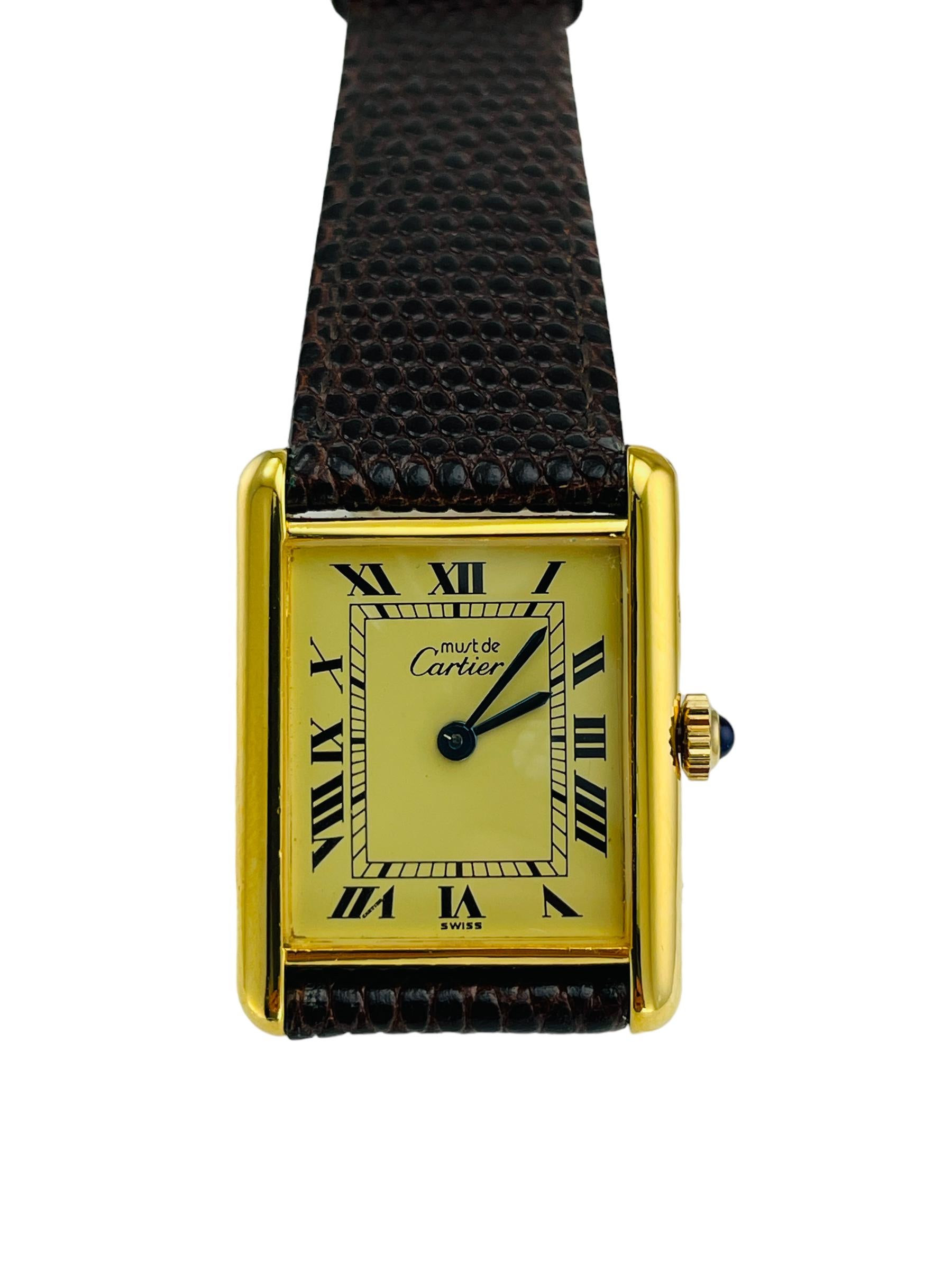 Must de Cartier Tank-Quarz-Vermeil-Armbanduhr CIRCA 1980.

ÜBER DIESEN ARTIKEL: #W-CJ1821. Für Spezifikationen bitte nach unten scrollen. Wie so viele andere Cartier-Armbanduhren war und ist auch dieses große Tankmodell seit seiner Einführung Mitte