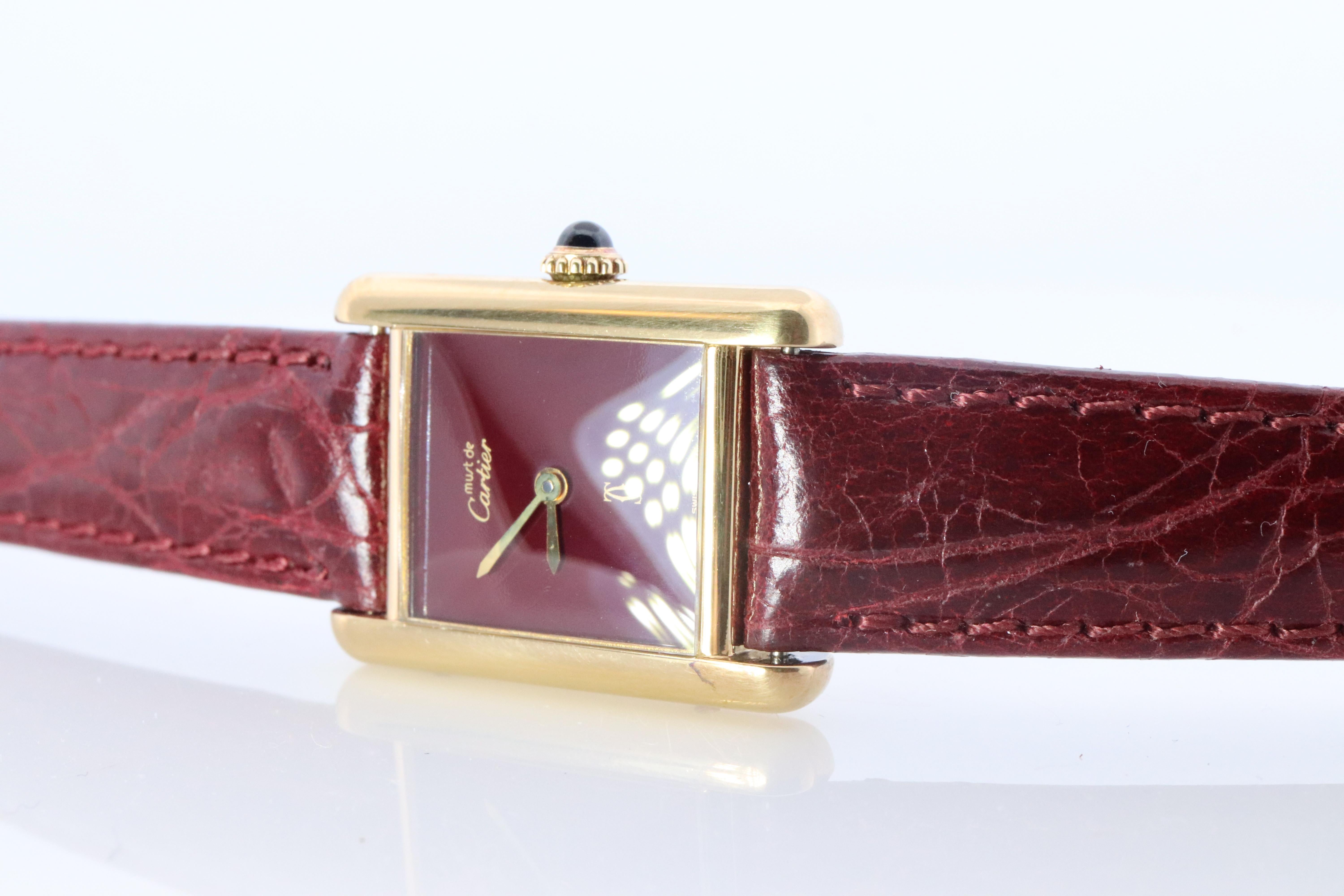 Taille cabochon Must de Cartier Tank Red Mystery Dial. Bordeaux ARGENT 925 Petite montre à remontoir en vente