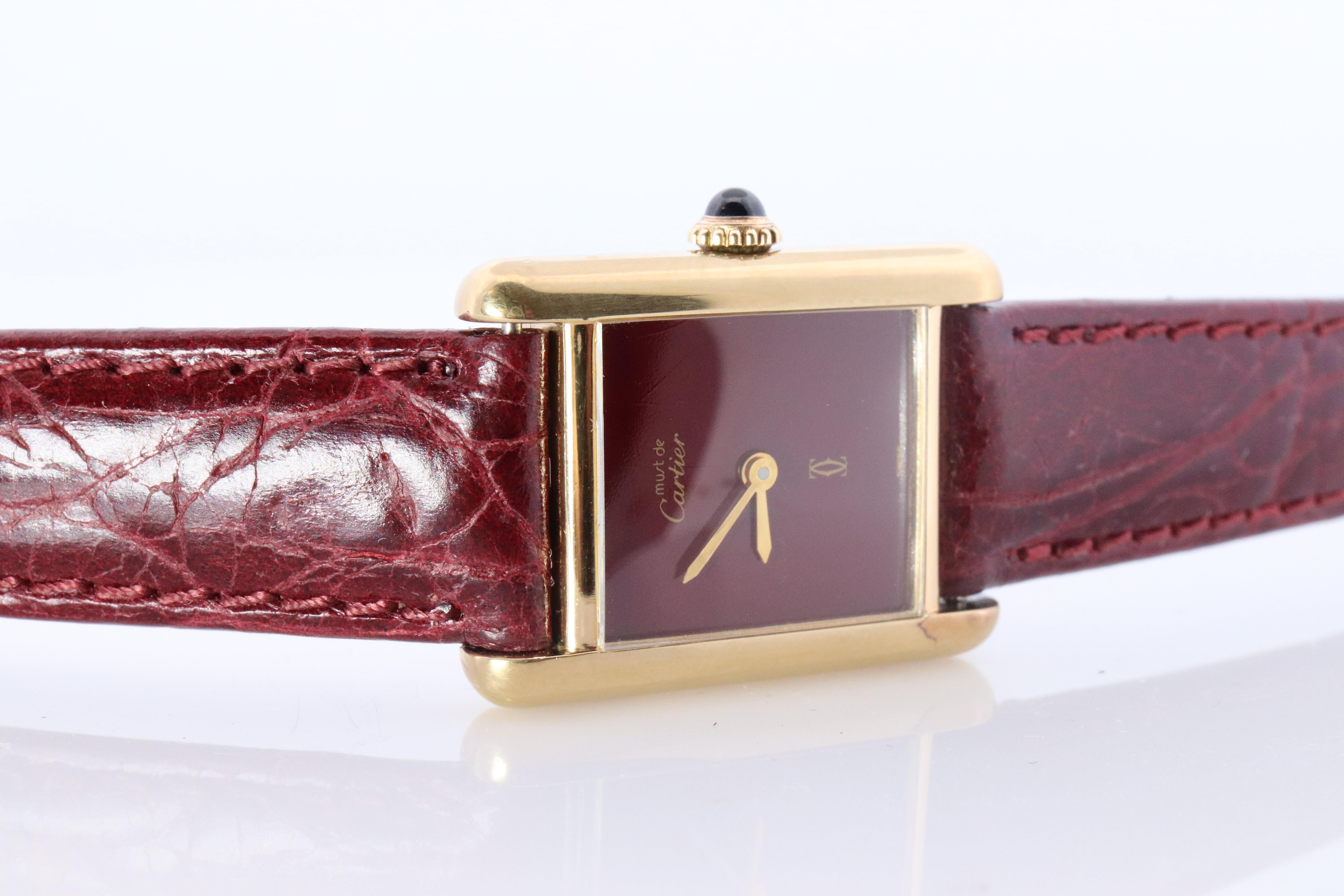 Must de Cartier Tank Red Mystery Dial. Bordeaux ARGENT 925 Petite montre à remontoir Pour femmes en vente
