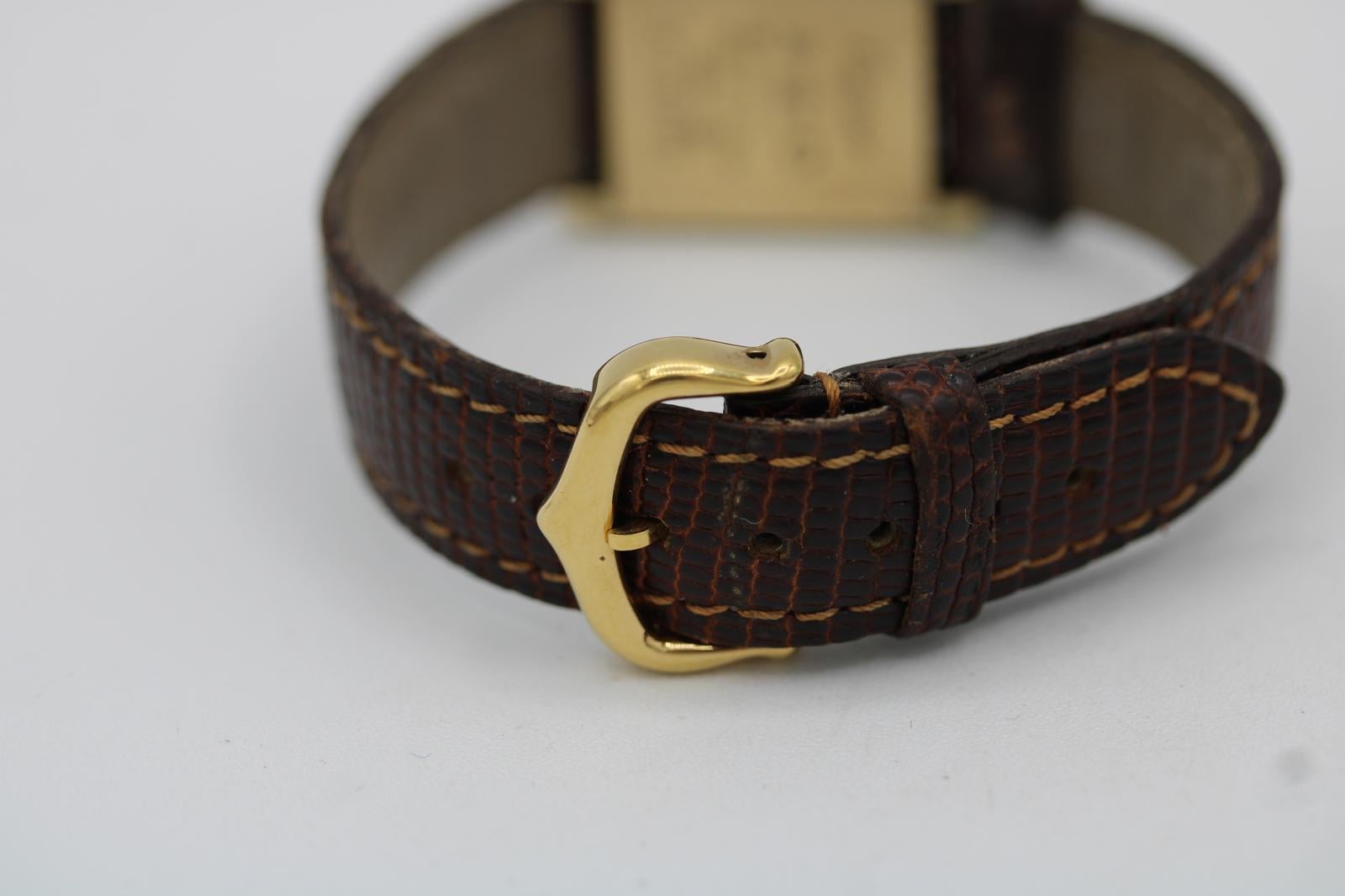 Must de Cartier Tank Vermeil (Esfera Limón)  Viento manual  Correa y hebilla originales)

Este reloj vintage, encantador y raro ejemplo del clásico Cartier Tank de la línea Must de Cartier, está bellamente envejecido y presenta una inusual esfera en