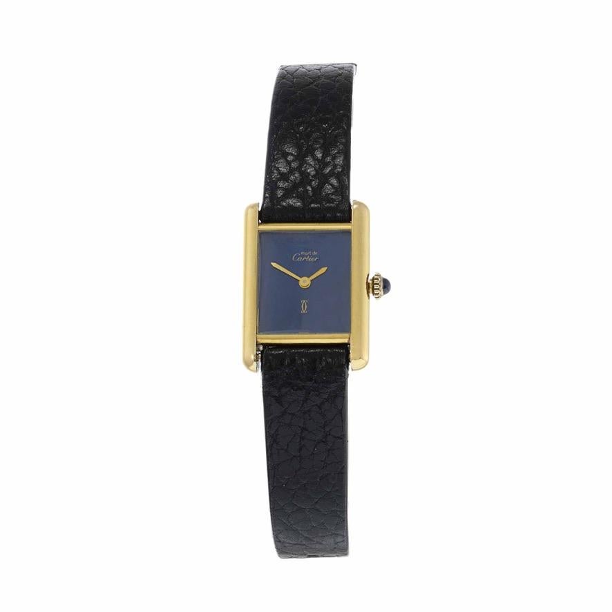 Dies ist eine ausgezeichnete Vintage Must de Cartier Handaufzug Vermeil Tank Uhr. Diese Uhr ist aus massivem Sterlingsilber mit Goldauflage. Das blaue Zifferblatt ist mit dem Cartier-Logo und dem Must de-Logo bei 6 und 12 bedruckt.

Das Gehäuse
