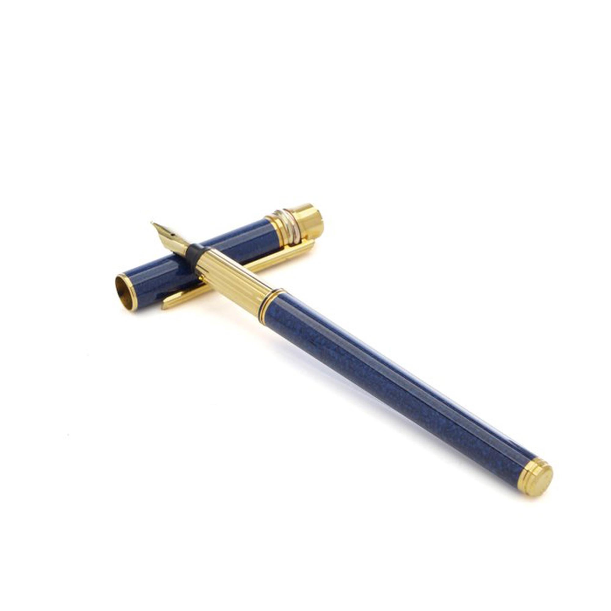 Must de Cartier trinity 18kt gold federpatrone füllfederhalter.
Vergoldeter Clip und Details.

750er Goldfeder
14 mm Durchmesser
142 mm Länge
Gewicht: 29 Gramm

Zustand: Vorbesitzer, geringe Gebrauchsspuren, insgesamt guter Zustand.
