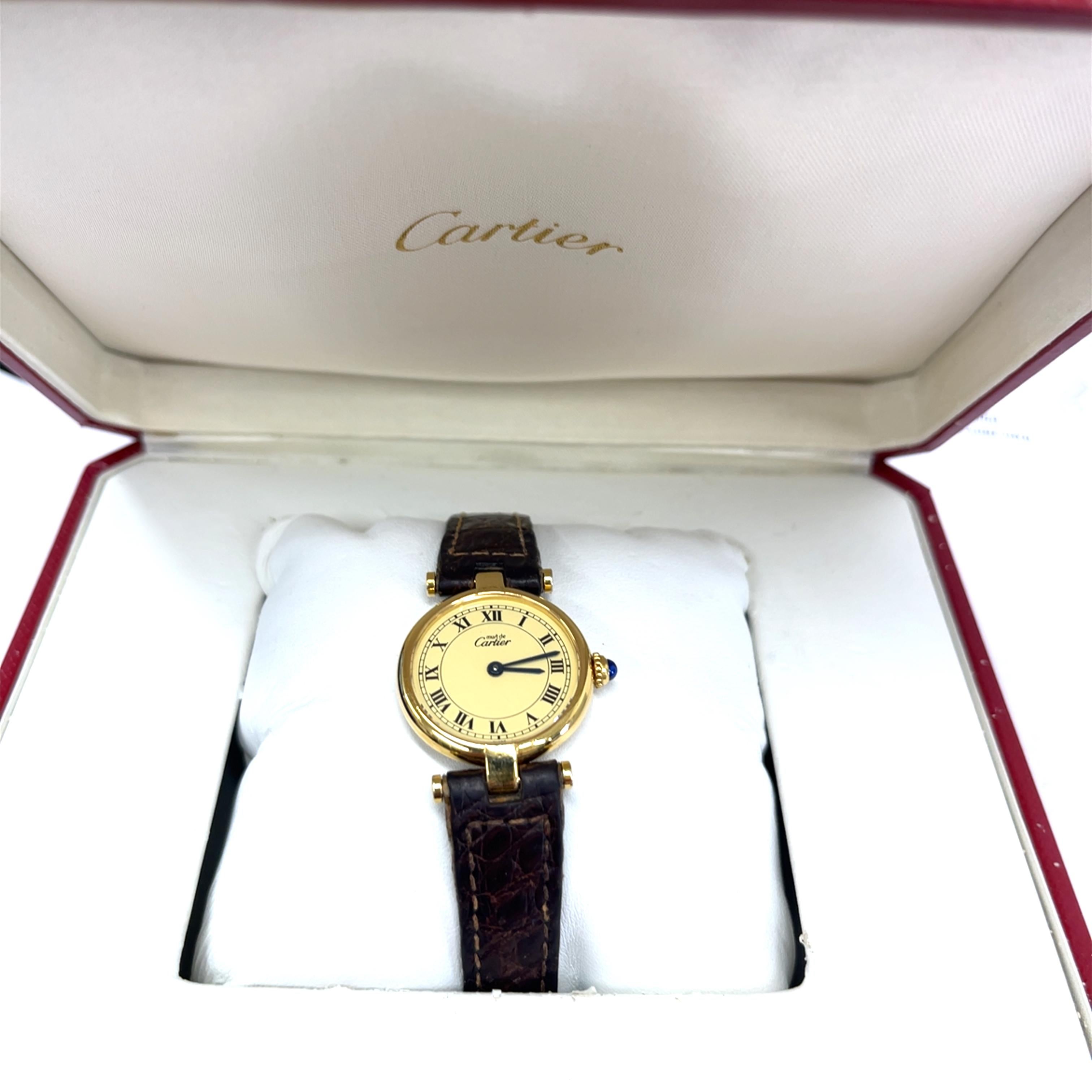Este reloj de pulsera Vendôme para mujer, un clásico atemporal de la elegante colección Must de Cartier, encarna el lujo parisino y la sofisticación discreta.

Peso total del reloj: 18.08 g
Número de serie: 137819/590004
Plata 925
Tamaño de la caja: