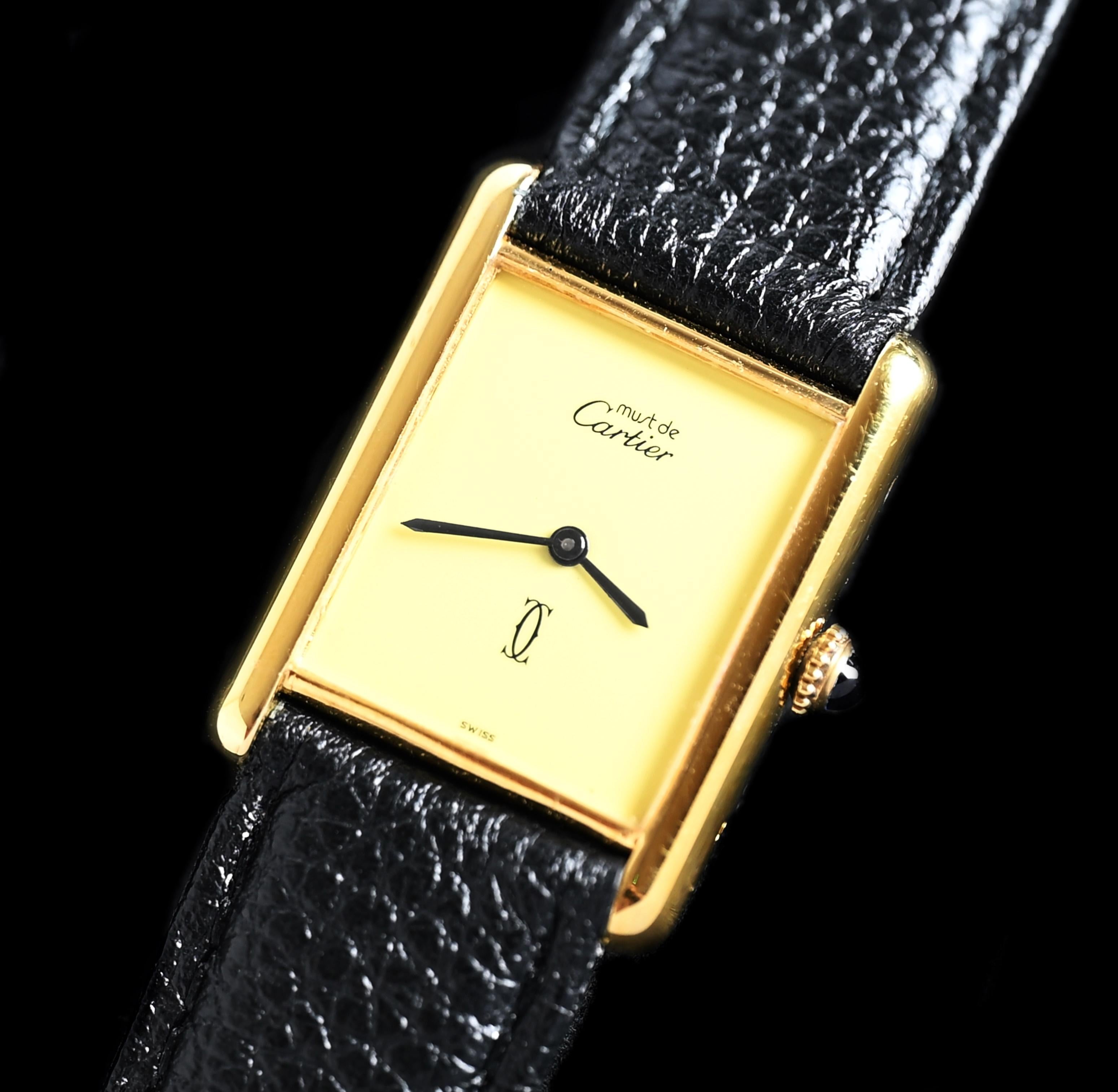 Marke: Cartier
Modell: Vermeil 
Jahr: 1990er Jahre
Seriennummer: 609xxxx
Referenz: C04345

Gehäuse: Mit Gebrauchsspuren, vergoldetes Sterlingsilbergehäuse in der Größe 23mm ohne Krone; Cartier Seriennummern auf dem Gehäuseboden