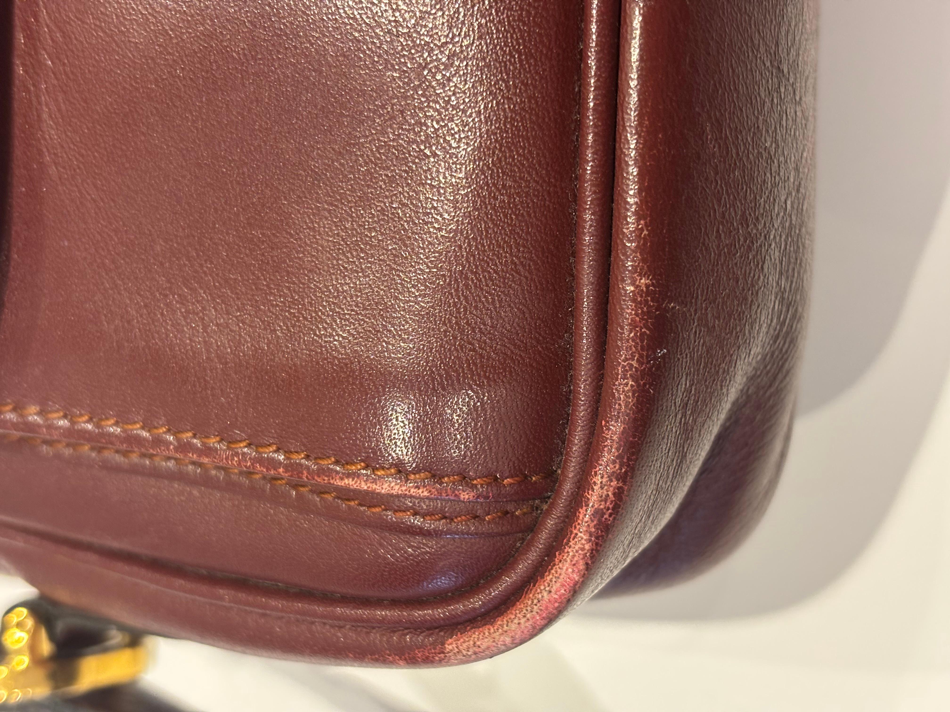 Must de Cartier Vintage Leather Crossbody in Bordeaux In Fair Condition For Sale In Port Hope, ON