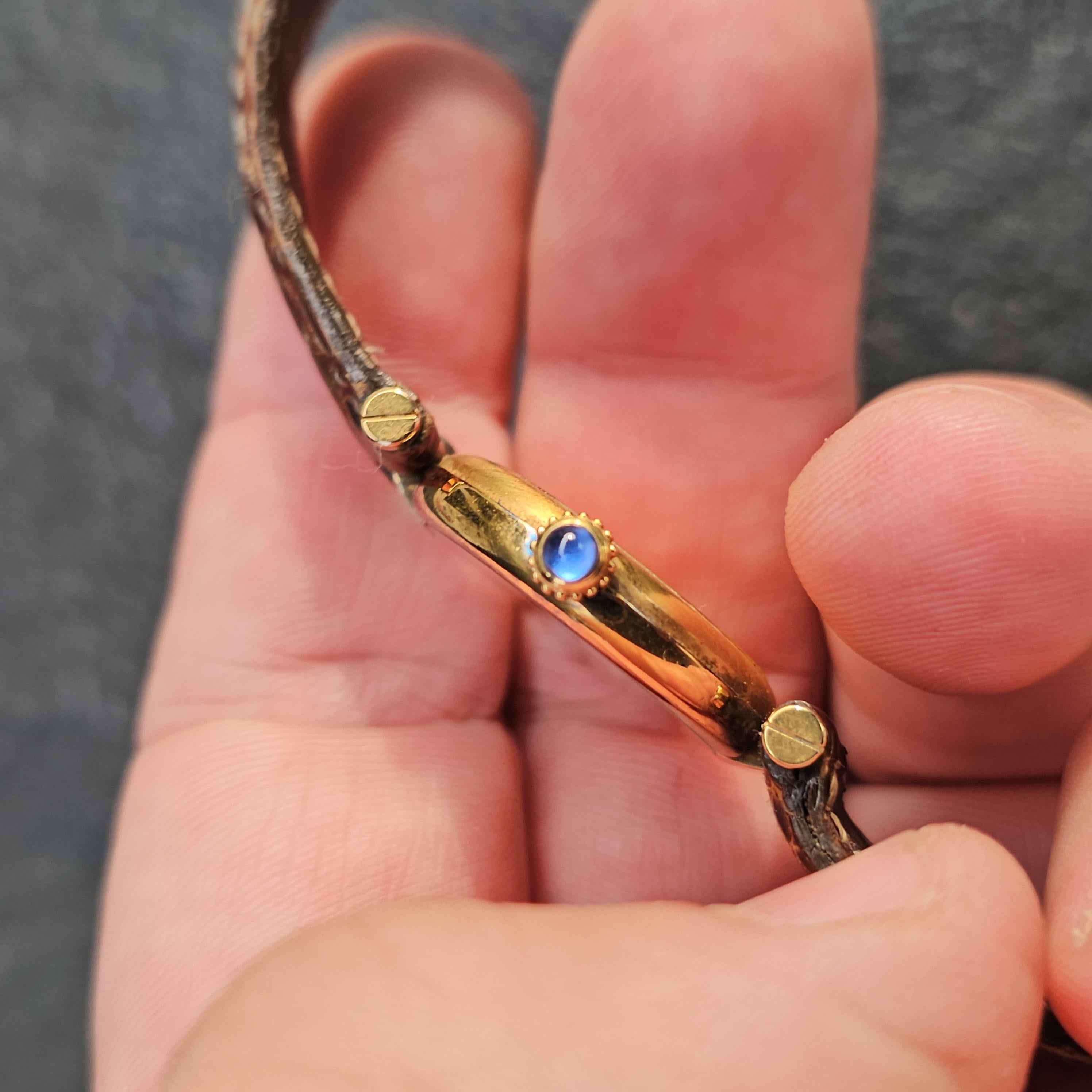 Hier haben wir eine Cartier Vendome Uhr, ein raffiniertes Stück Handwerkskunst. Dieser elegante Zeitmesser ist ein Beweis für das Erbe von Luxus und Präzision bei Cartier.

**Besonderheiten**
- Marke: Cartier
- Modell: Vendome
- Uhrwerk: Quarz
-
