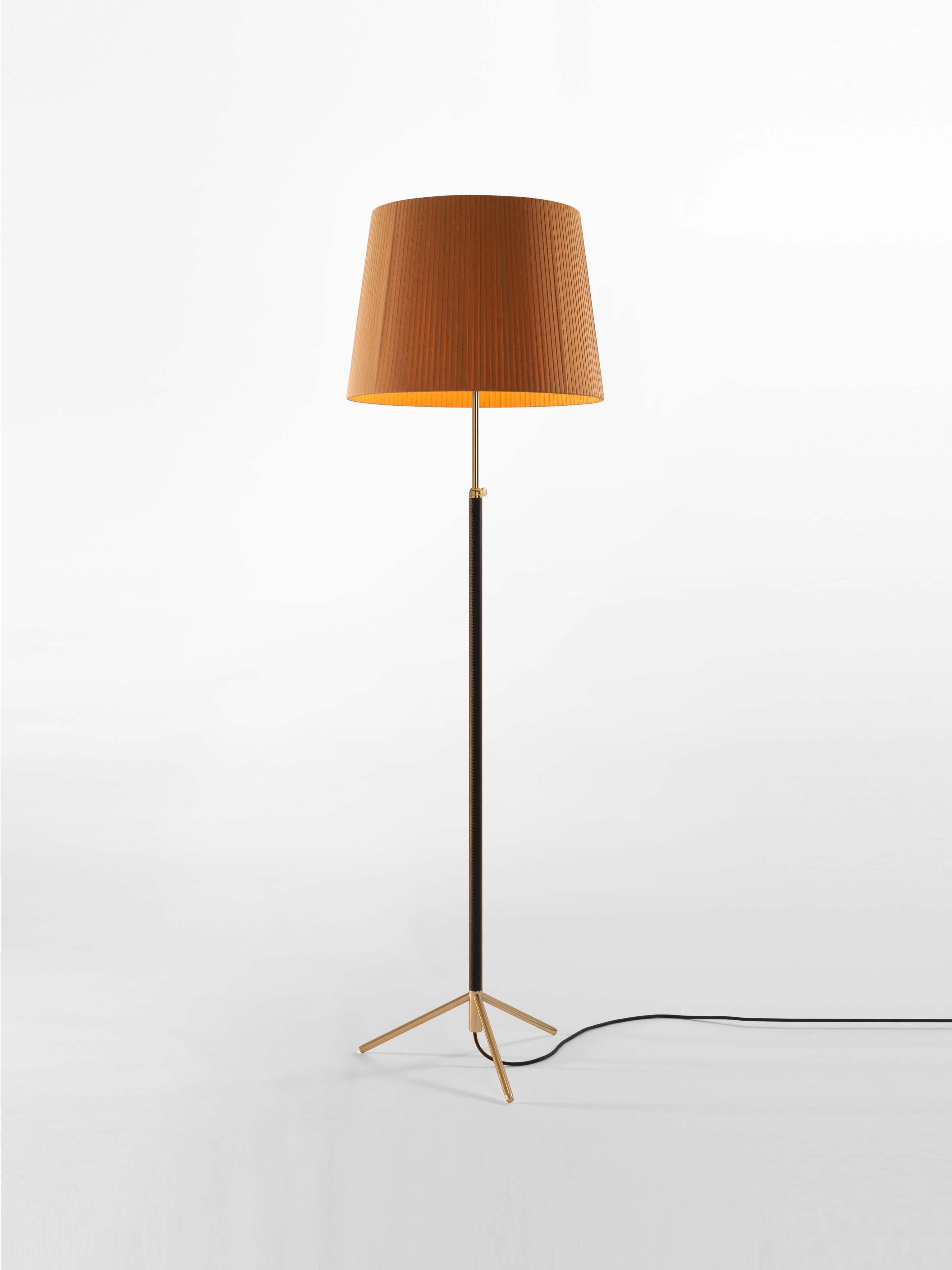 Mustard and brass pie de Salón G1 floor lamp by Jaume Sans
Dimensions: D 45 x H 120-160 cm
Materials: Metal, leather, ribbon.
Available in chrome-plated or polished brass structure.
Available in other shade colors and sizes.

This slender