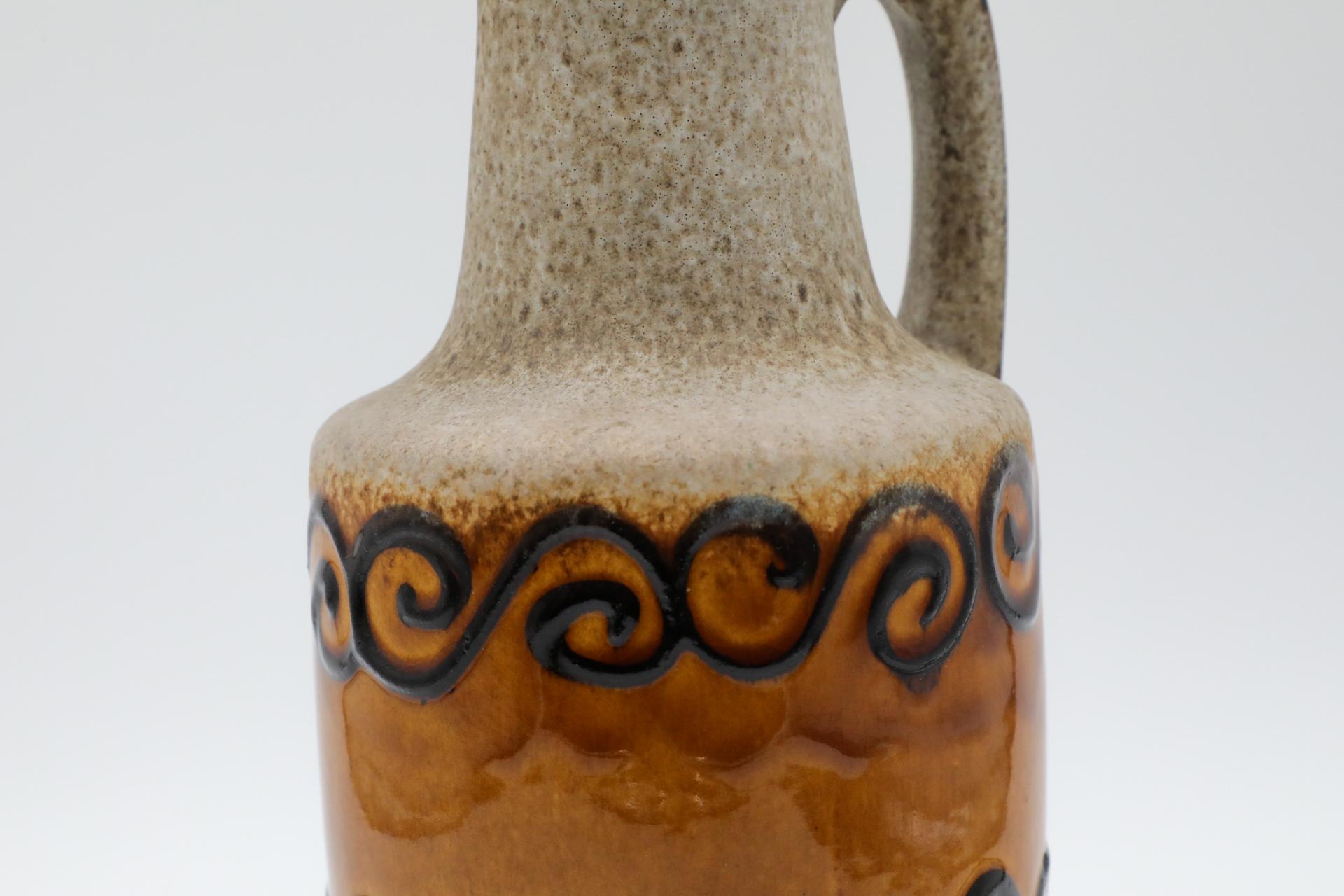 Vase ouest-allemand de couleur moutarde et havane avec anse et tourbillons Brown en vente 2