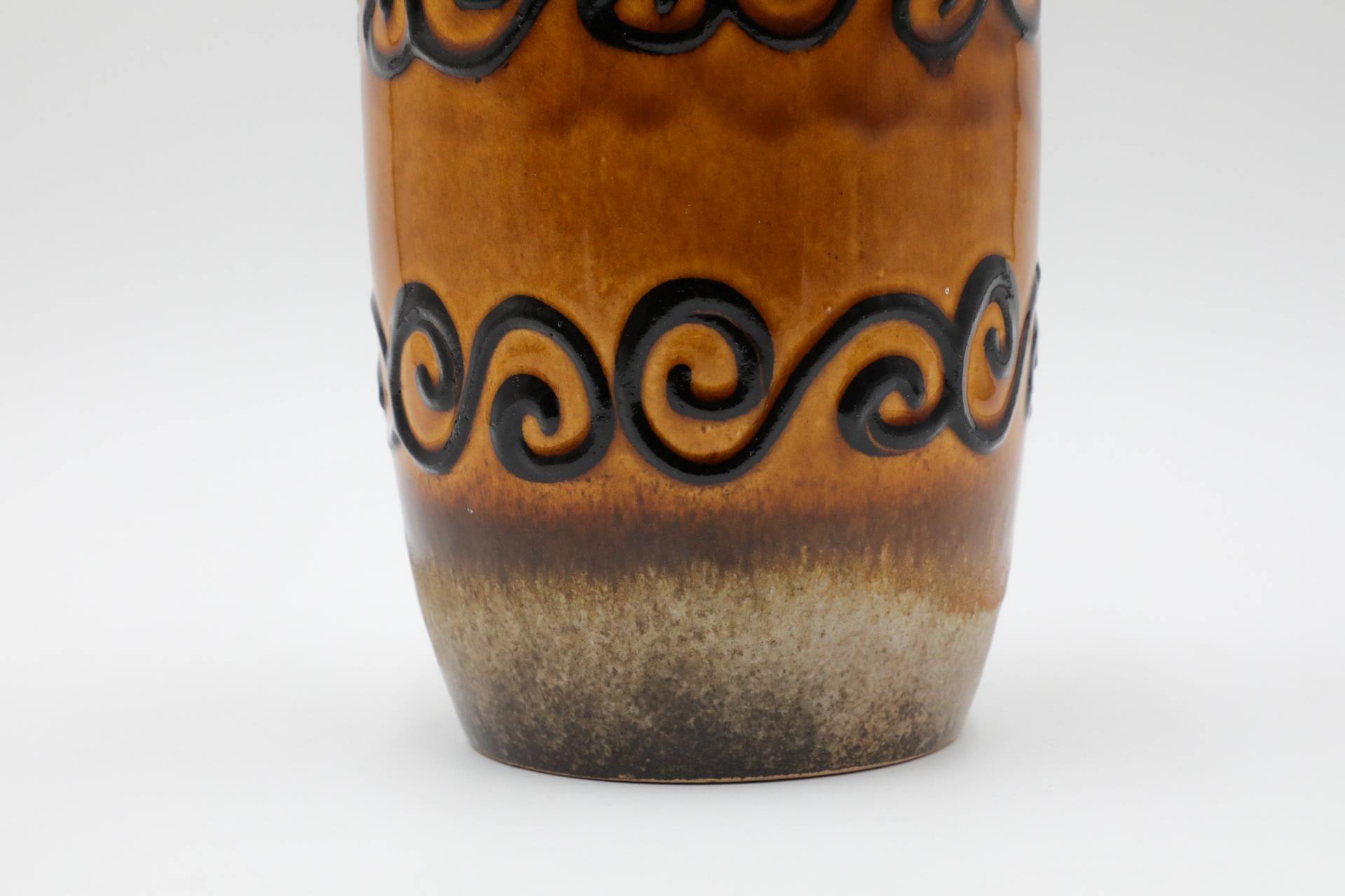 Vase ouest-allemand de couleur moutarde et havane avec anse et tourbillons Brown en vente 3