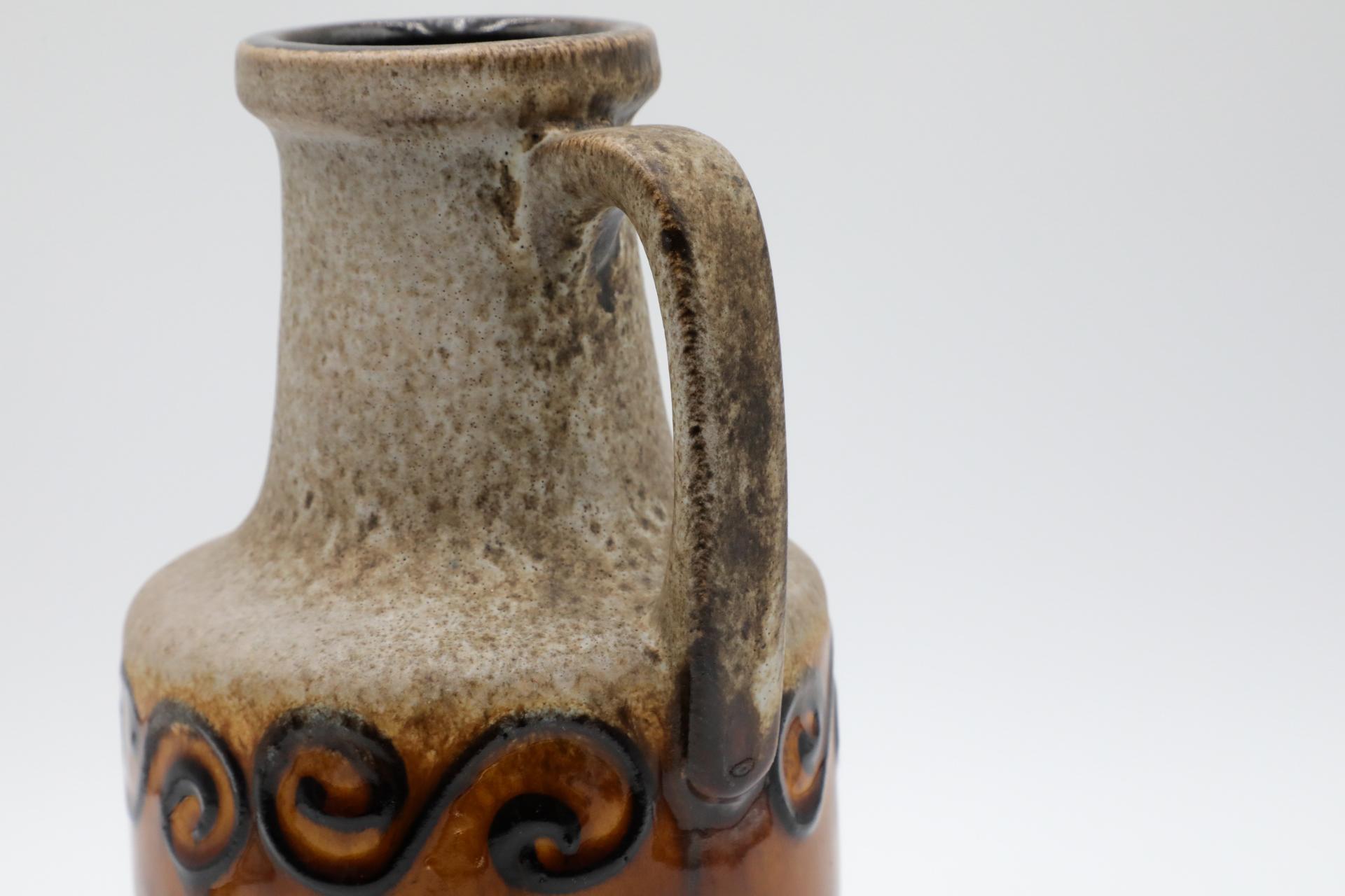 Vase ouest-allemand de couleur moutarde et havane avec anse et tourbillons Brown en vente 4