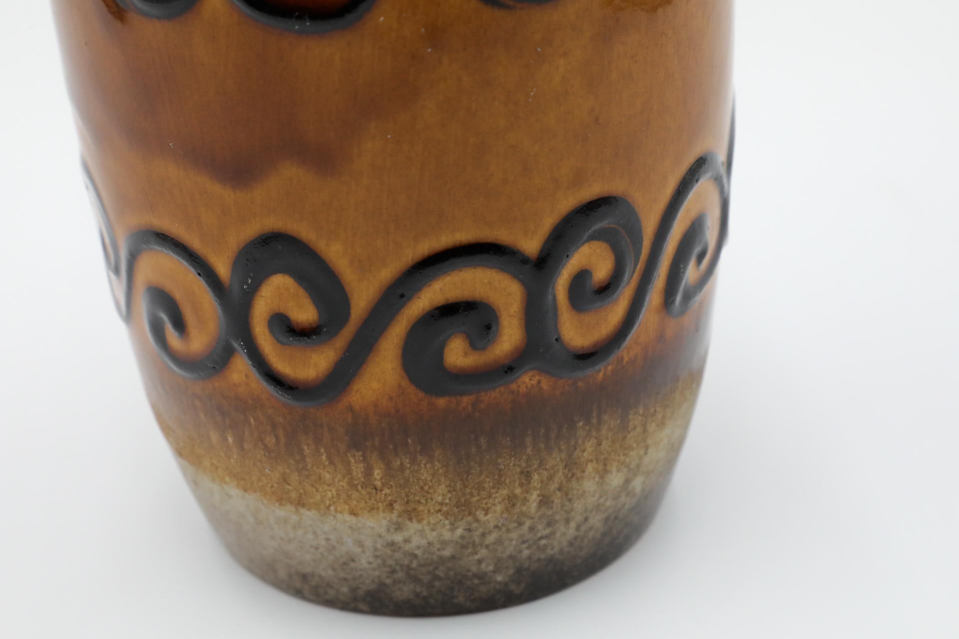 Vase ouest-allemand de couleur moutarde et havane avec anse et tourbillons Brown en vente 5