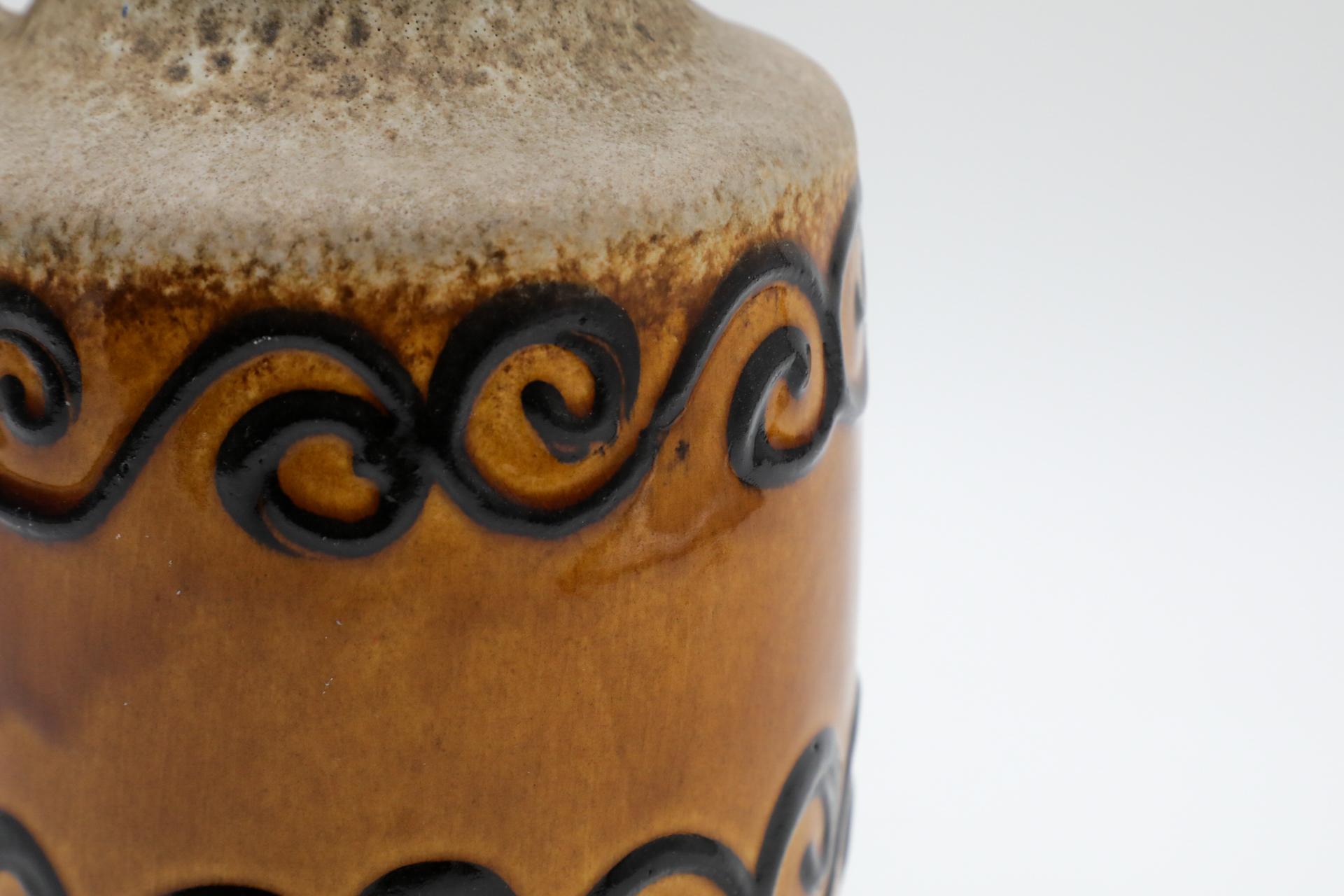 Vase ouest-allemand de couleur moutarde et havane avec anse et tourbillons Brown en vente 6