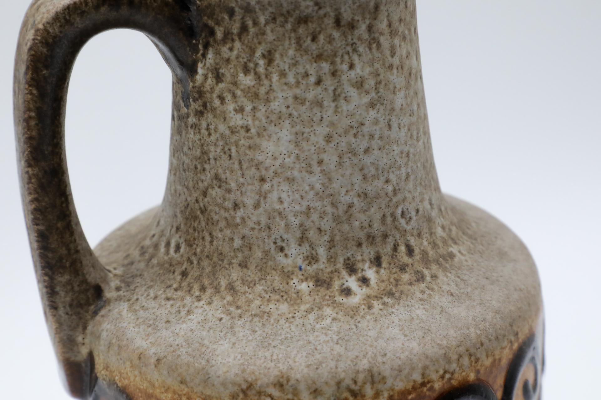 Vase ouest-allemand de couleur moutarde et havane avec anse et tourbillons Brown en vente 7