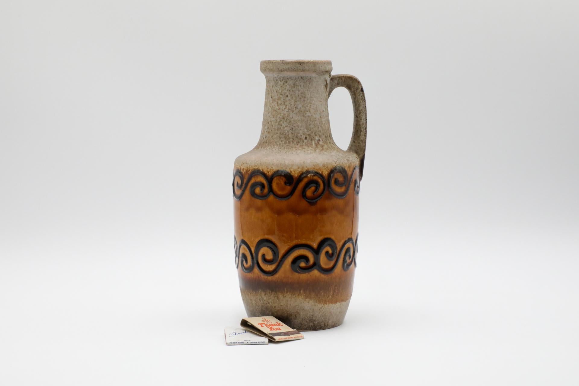 Magnifique vase ou pot à eau d'Allemagne de l'Ouest. Marqué 