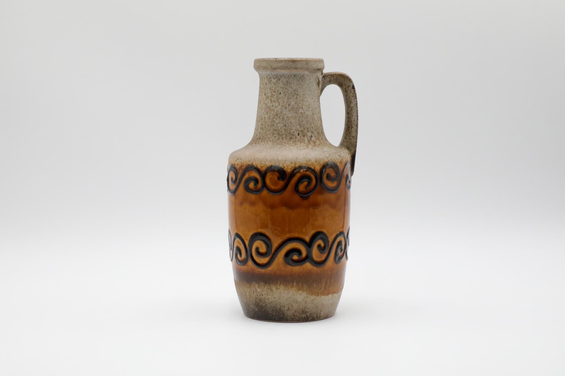 Mid-Century Modern Vase ouest-allemand de couleur moutarde et havane avec anse et tourbillons Brown en vente