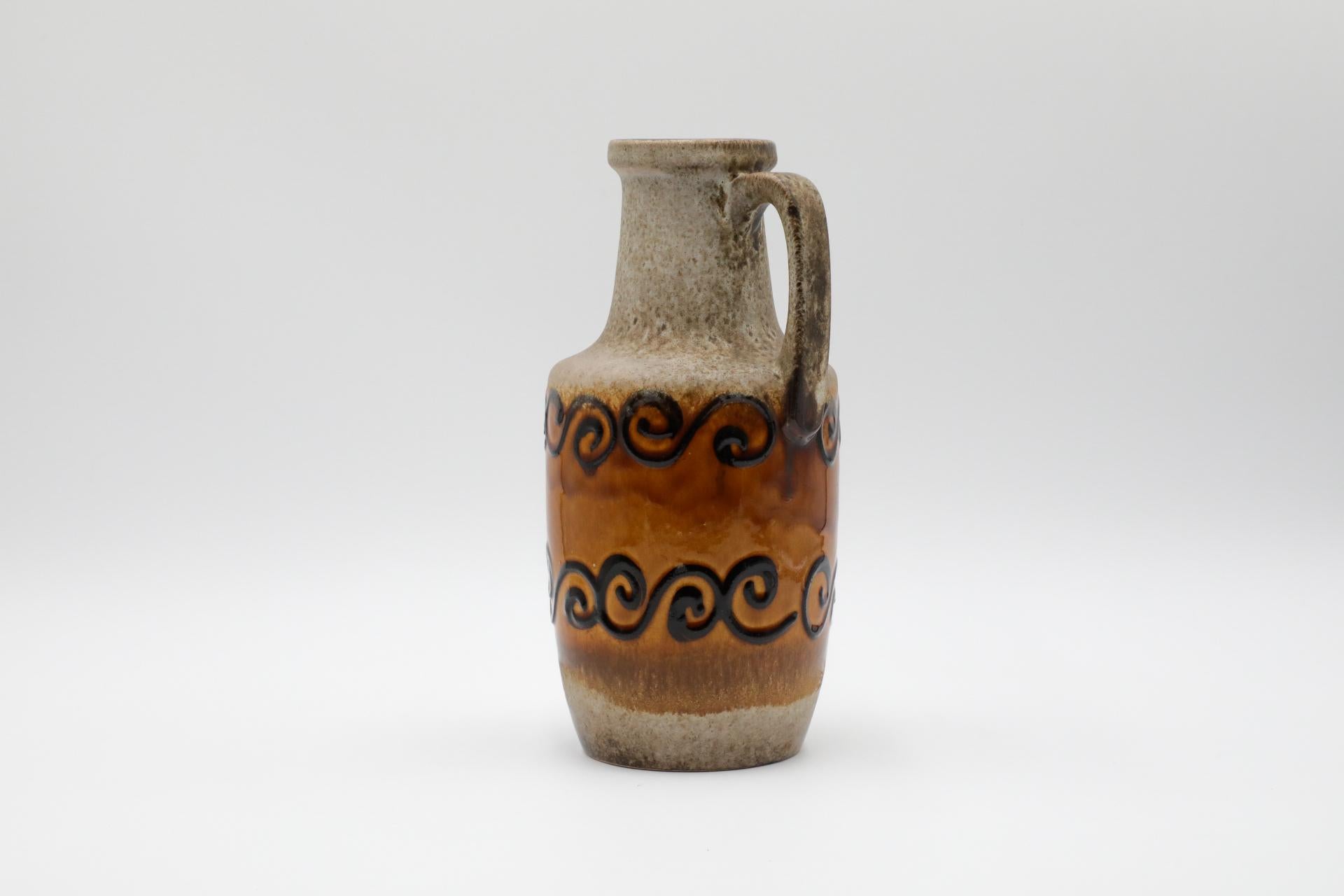 Allemand Vase ouest-allemand de couleur moutarde et havane avec anse et tourbillons Brown en vente