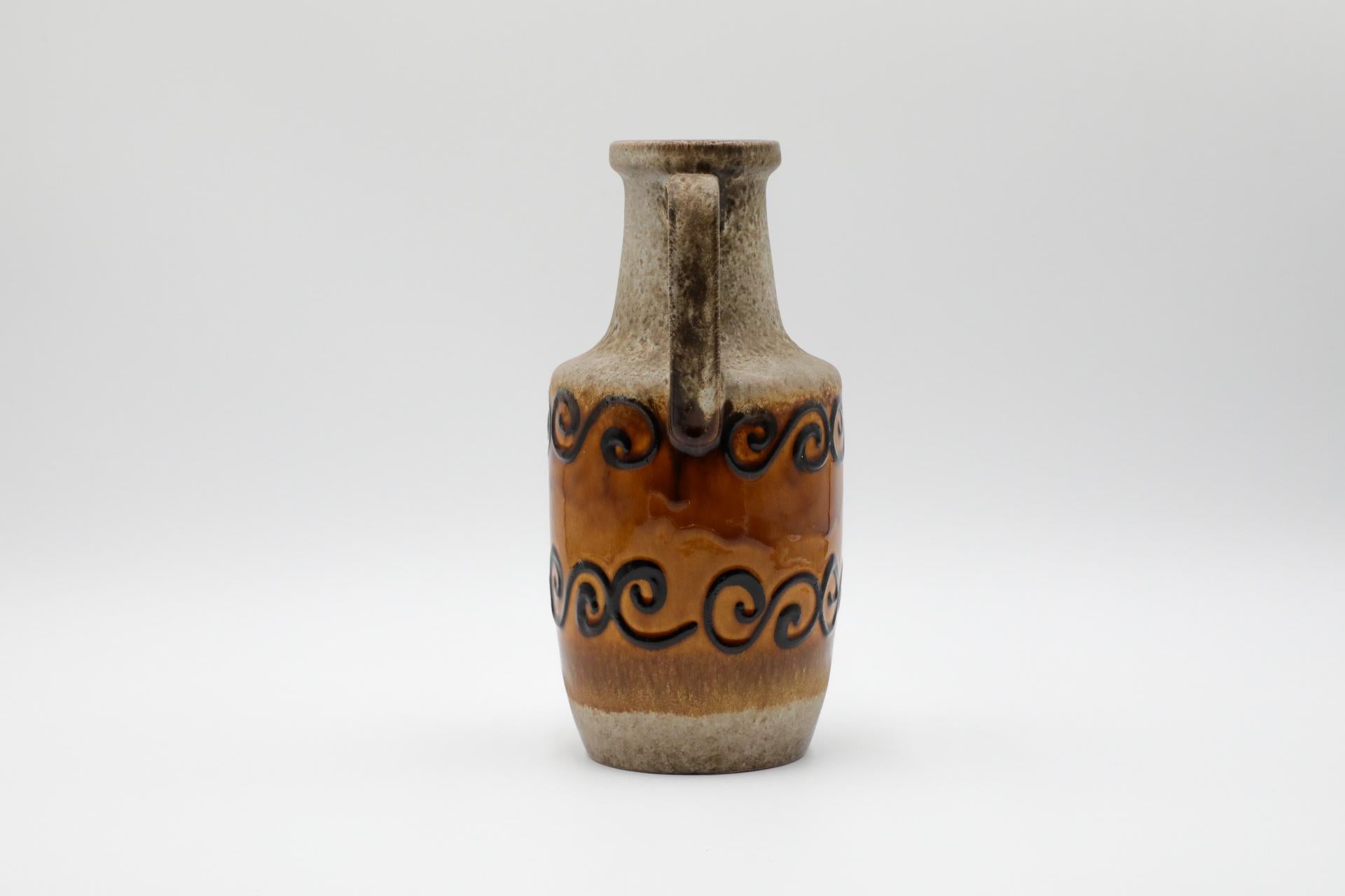 Vernissé Vase ouest-allemand de couleur moutarde et havane avec anse et tourbillons Brown en vente