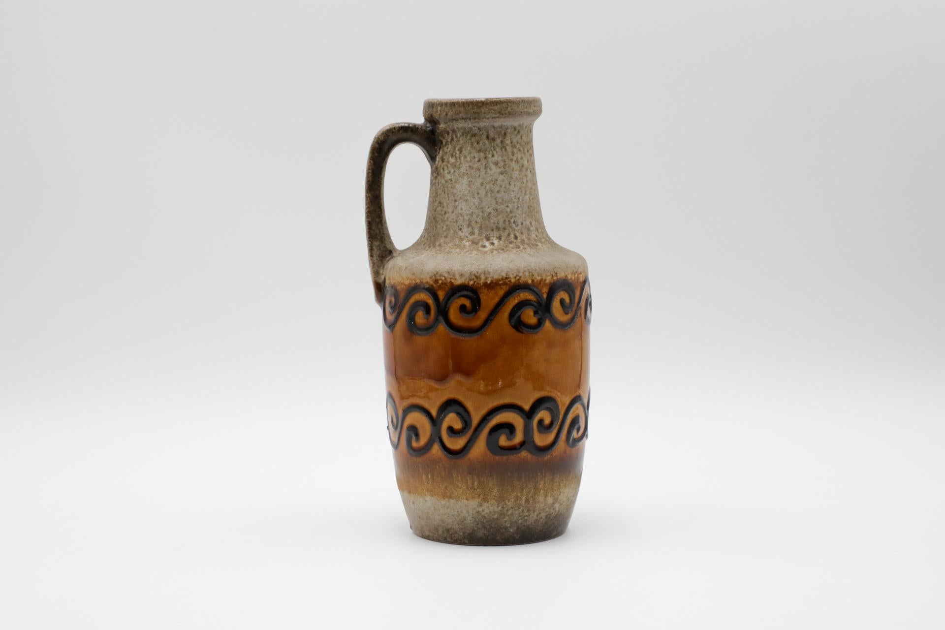 Vase ouest-allemand de couleur moutarde et havane avec anse et tourbillons Brown Bon état - En vente à Los Angeles, CA