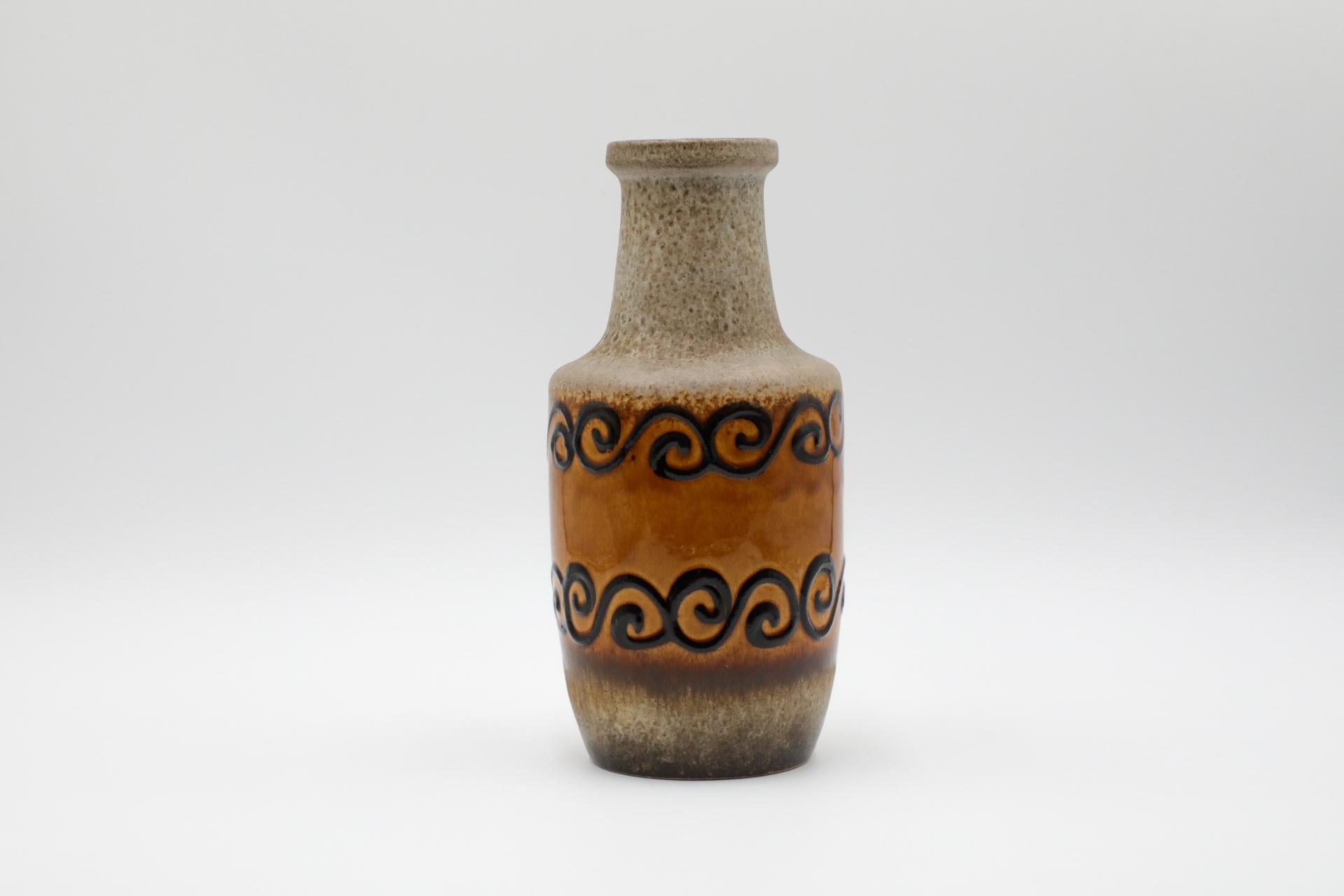 20ième siècle Vase ouest-allemand de couleur moutarde et havane avec anse et tourbillons Brown en vente