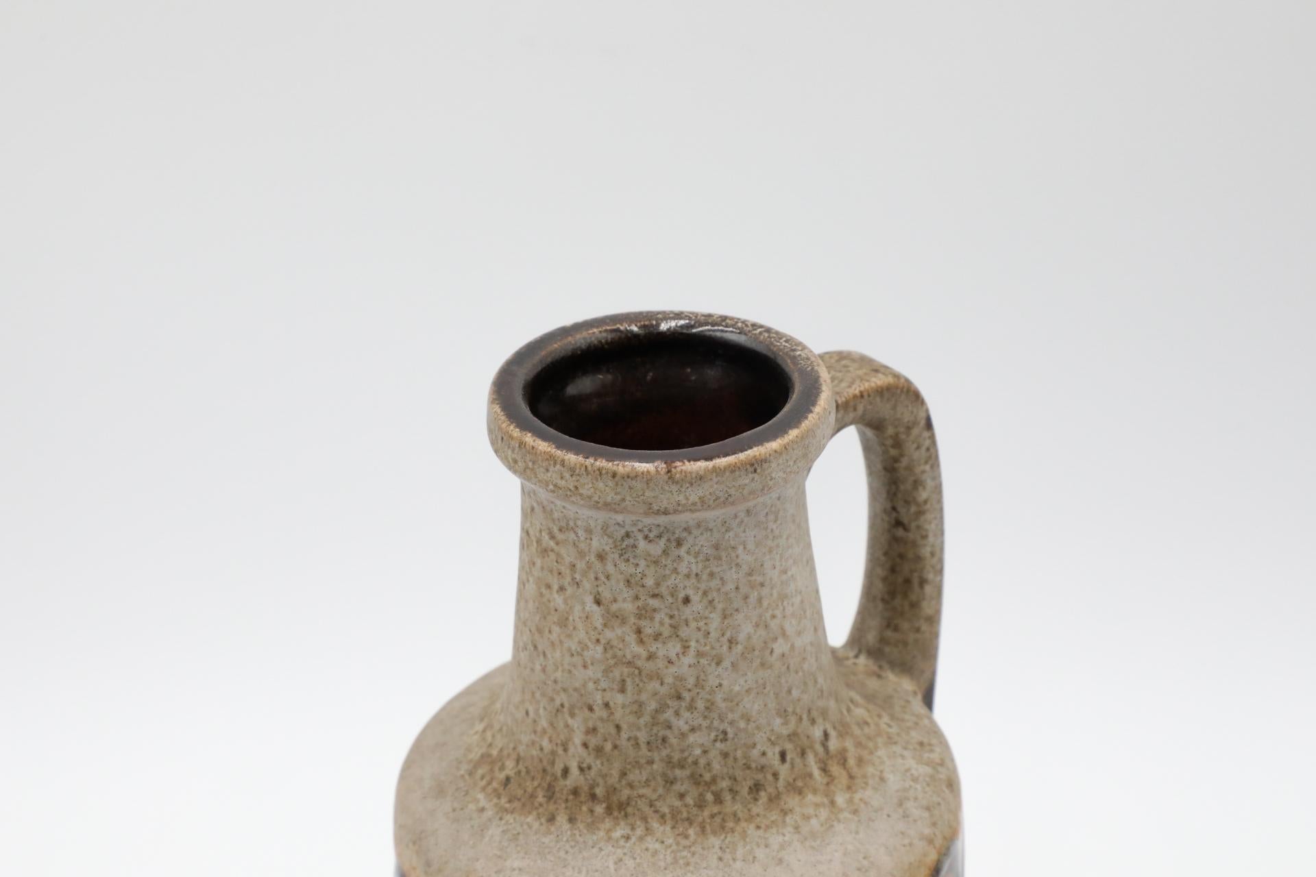 Céramique Vase ouest-allemand de couleur moutarde et havane avec anse et tourbillons Brown en vente