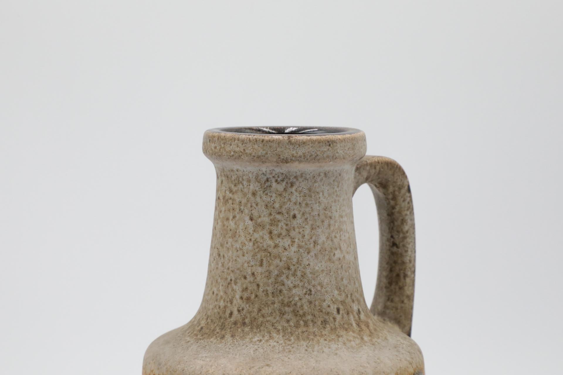 Vase ouest-allemand de couleur moutarde et havane avec anse et tourbillons Brown en vente 1