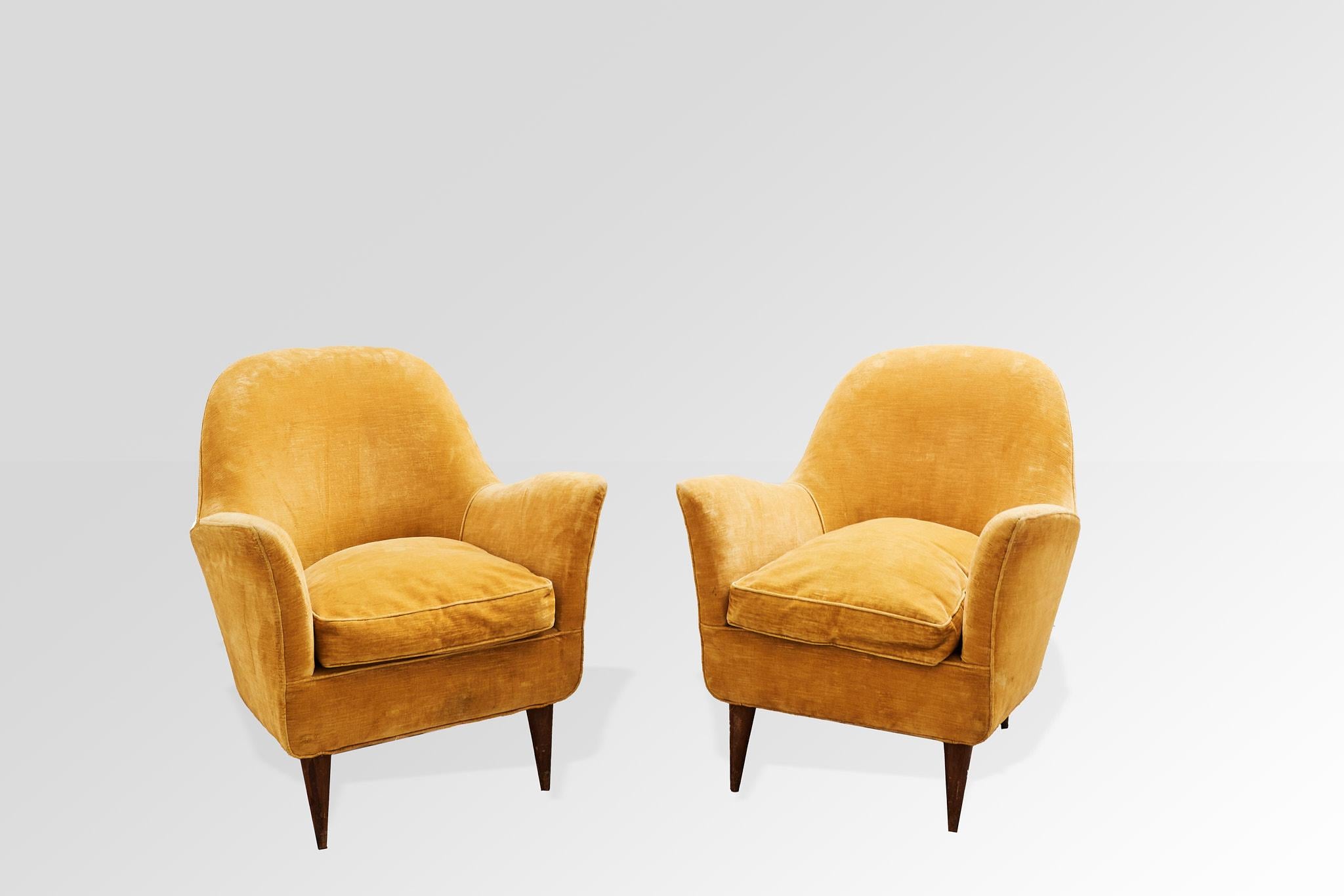 Ce fauteuil remarquable de couleur moutarde, attribué à l'emblématique designer italien Ico Parisi pour Eleg Colombo, capture parfaitement l'élégance et l'exclusivité du milieu du siècle. Son attrait unique réside dans son design incurvé