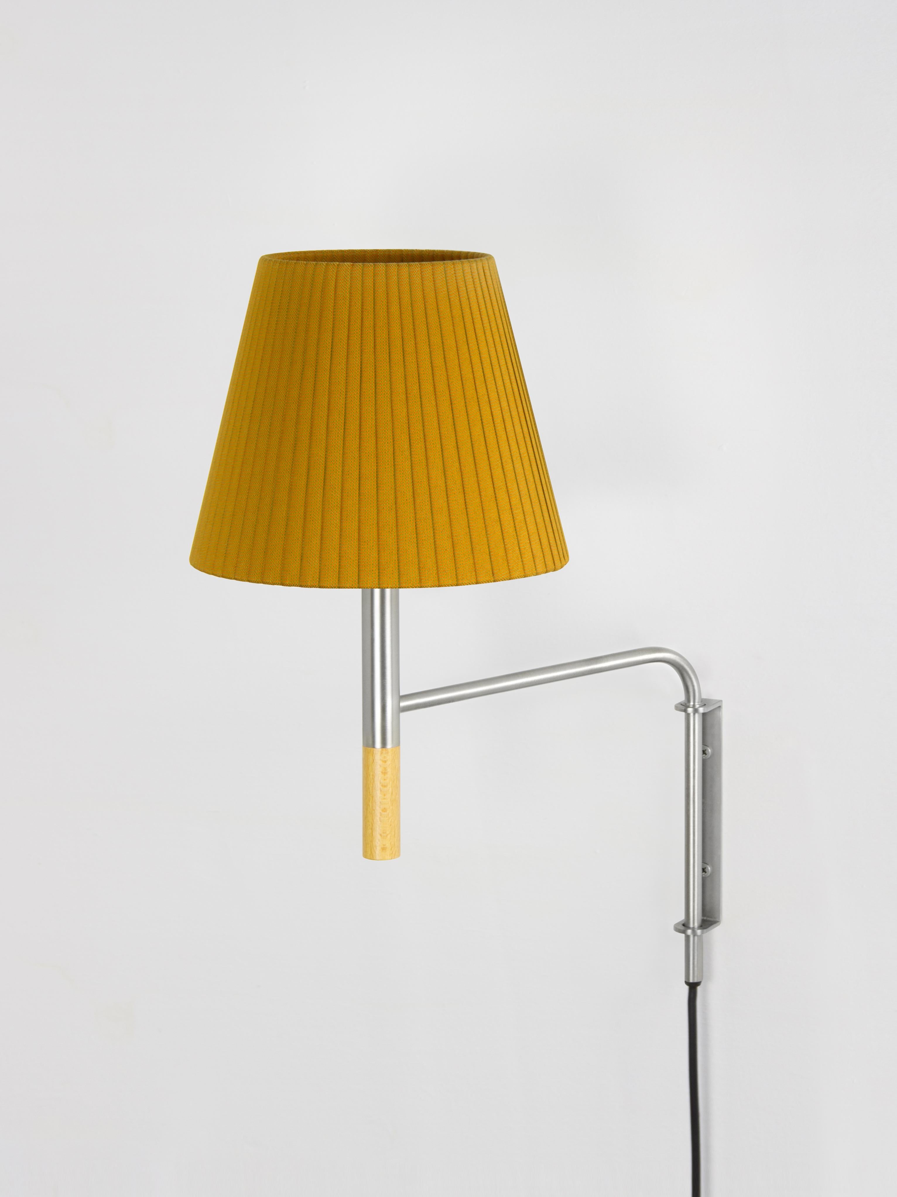 Mustard BC1 wall lamp by Santa & Cole
Dimensions: D 20 x W 35 x H 44 cm
Materials: Metal, beech wood, ribbon.
Available in other colors.

The BC1, BC2 and BC3 wall lamps are the epitome of sturdy construction, aesthetic sobriety and functional