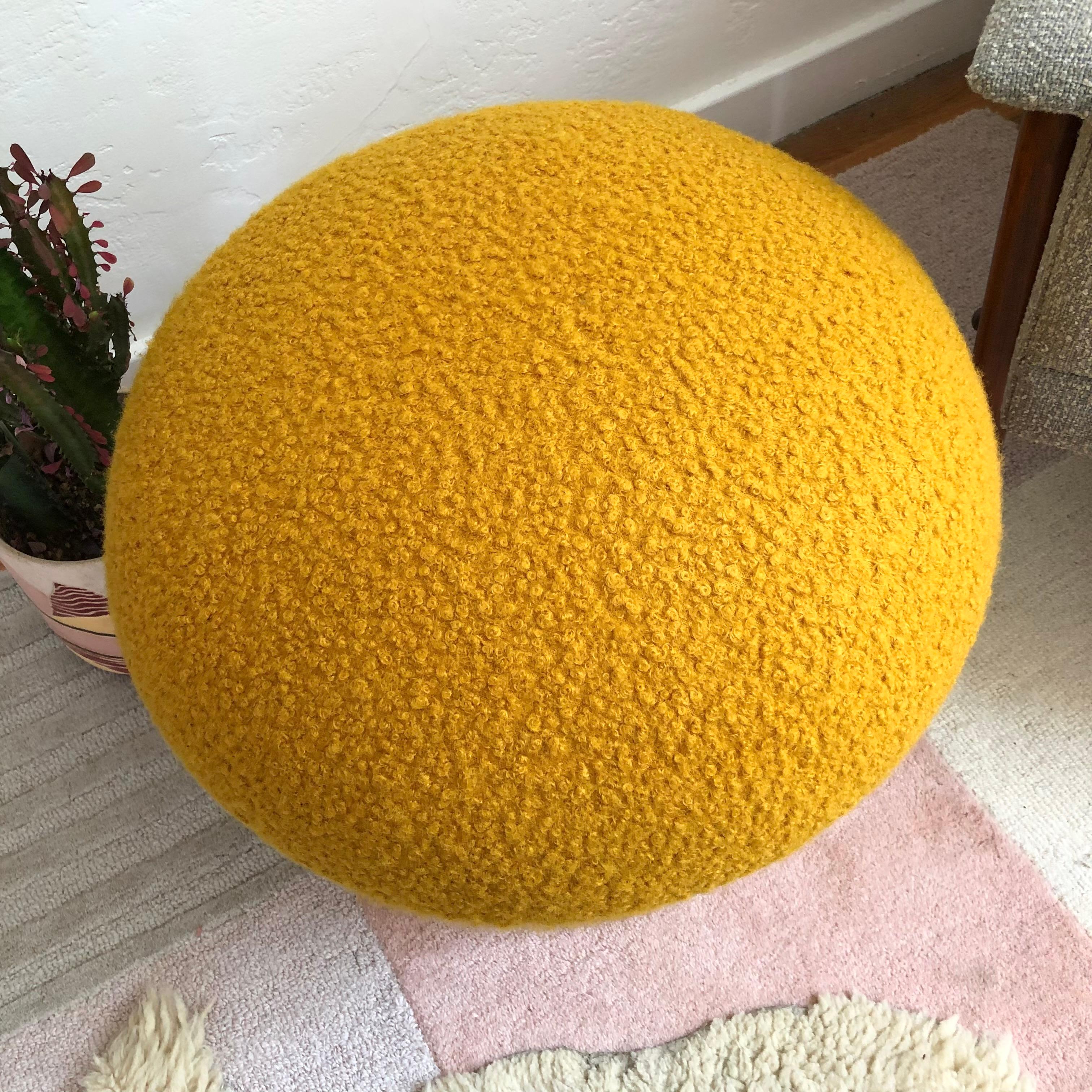 Otomana Champiñón en Boucle Mostaza Moderno de mediados de siglo en venta