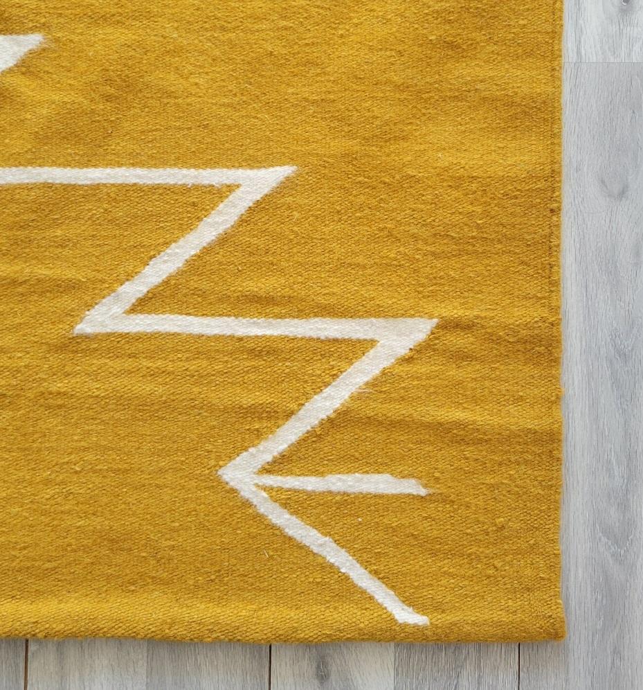 Boho Cleo Senffarbener handgewebter Kelim-Teppich mit gelbem Sockel 3.3' X 5' (Ägyptisch) im Angebot