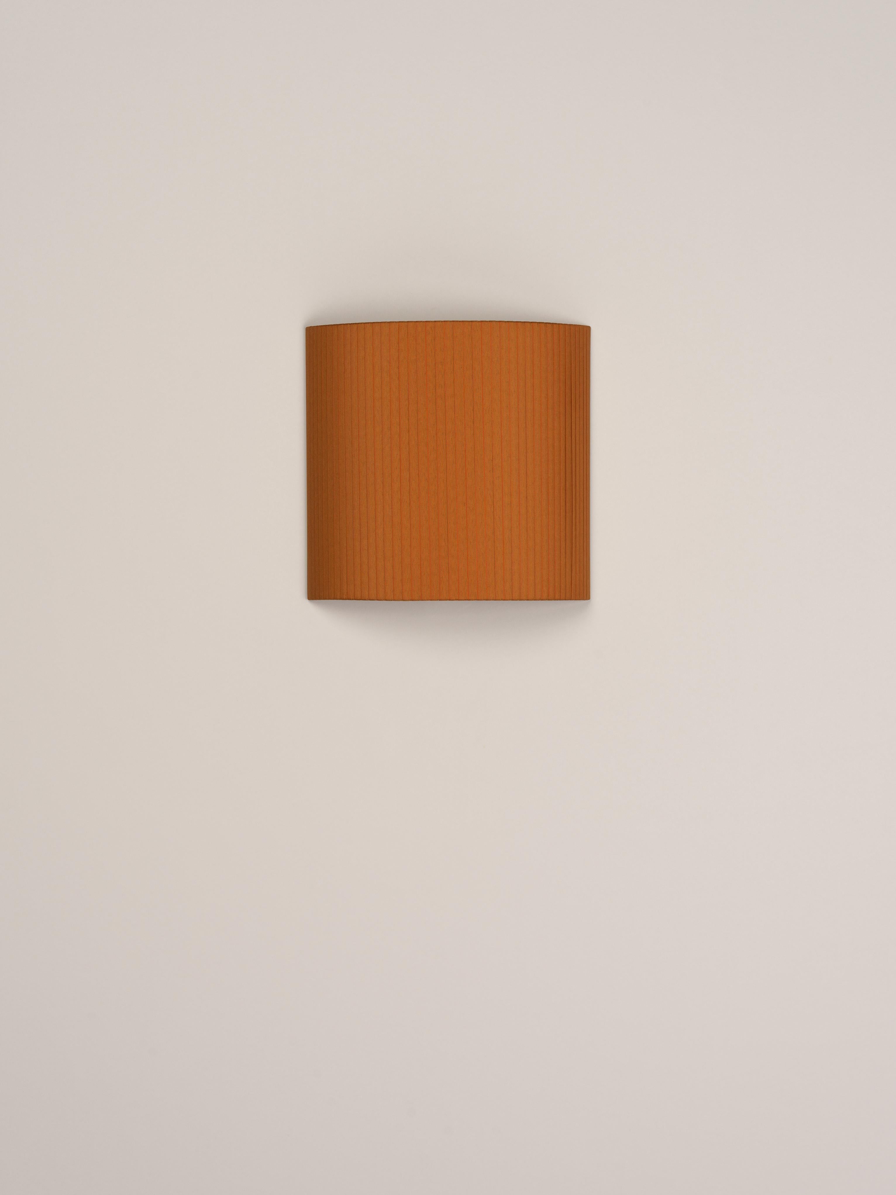 Mustard comodín cuadrado wall lamp by Santa & Cole
Dimensions: D 31 x W 13 x H 30 cm
Materials: Metal, ribbon.

This minimalist wall lamp humanises neutral spaces with its colourful and functional sobriety. The shade is fondly hand-ribboned,